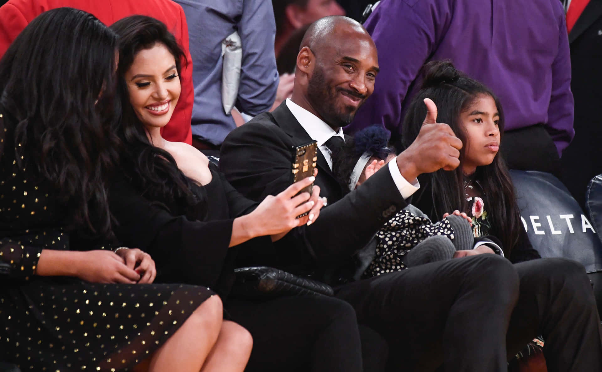 Kobe Bryant Courtside Thumbs Up Wallpaper
