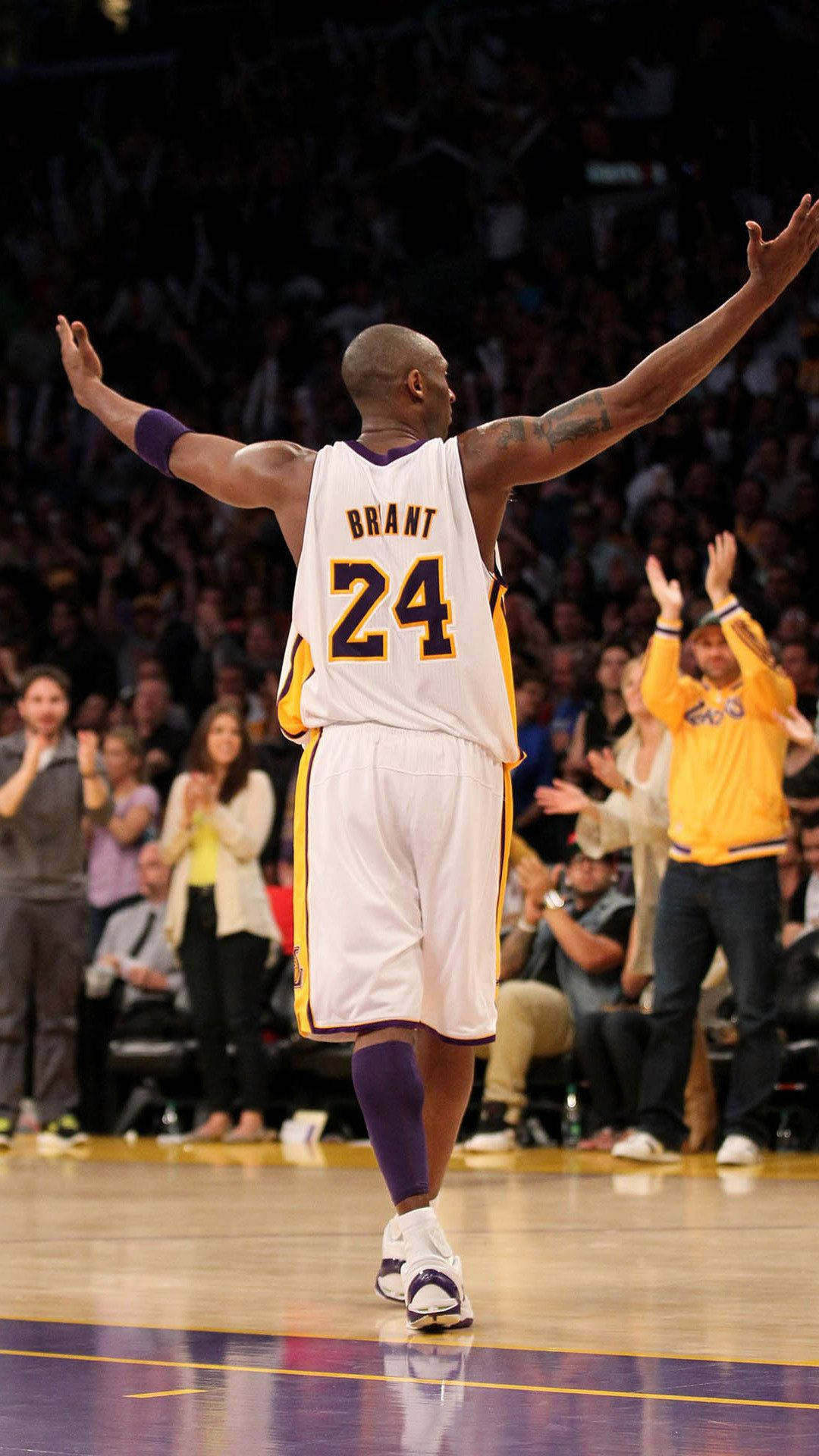 Fondode Pantalla De Iphone Con El Uniforme Blanco De Los Lakers De Kobe Bryant. Fondo de pantalla