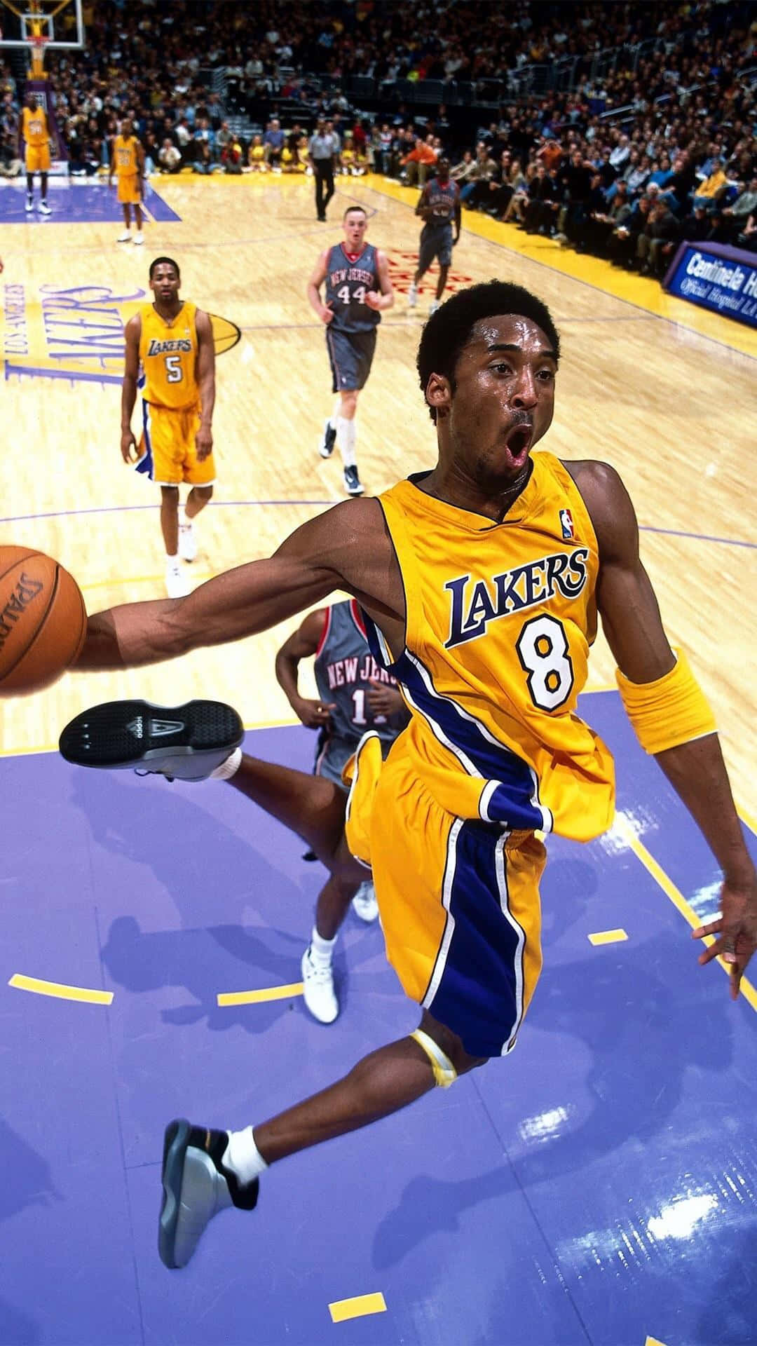 Kobe Bryant Celebra O Lançamento Da Sua Capa De Smartphone Liberando Um Papel De Parede Gratuito Para Computador Apresentando Sua Icônica Camisa Do Lakers. Papel de Parede