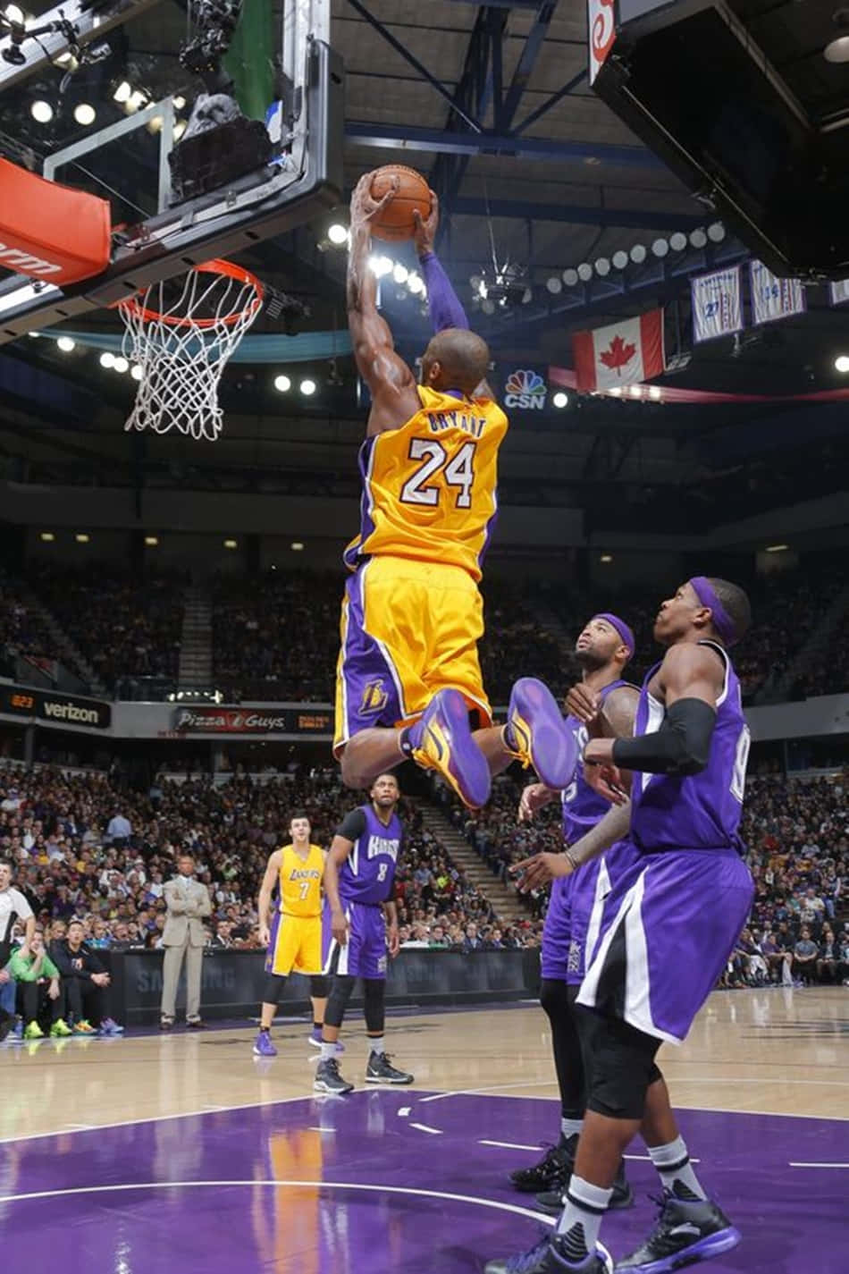 Kobe Bryant dunk over en forsvarsspiller. Wallpaper