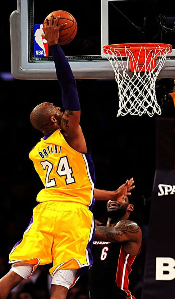 Kobe Bryant vise et af hans kendetegn dunk. Wallpaper