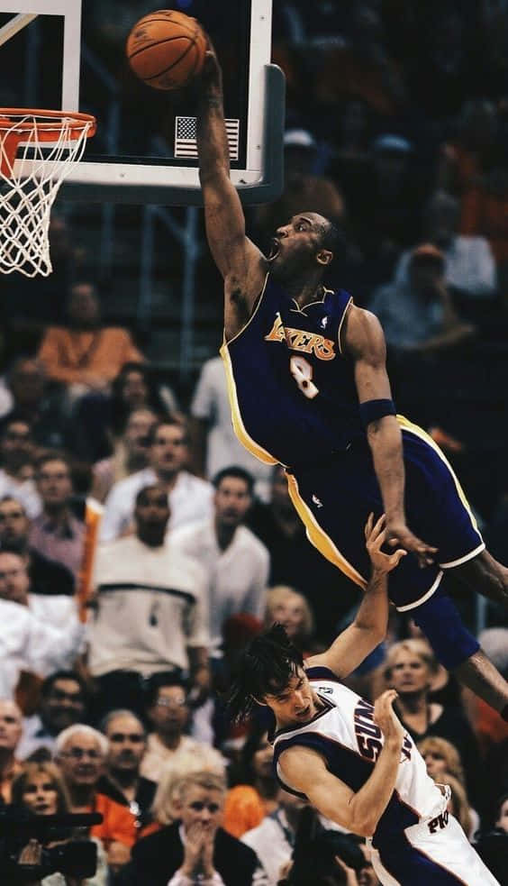 Kobe Bryant ophøjer med magt og ynde. Wallpaper