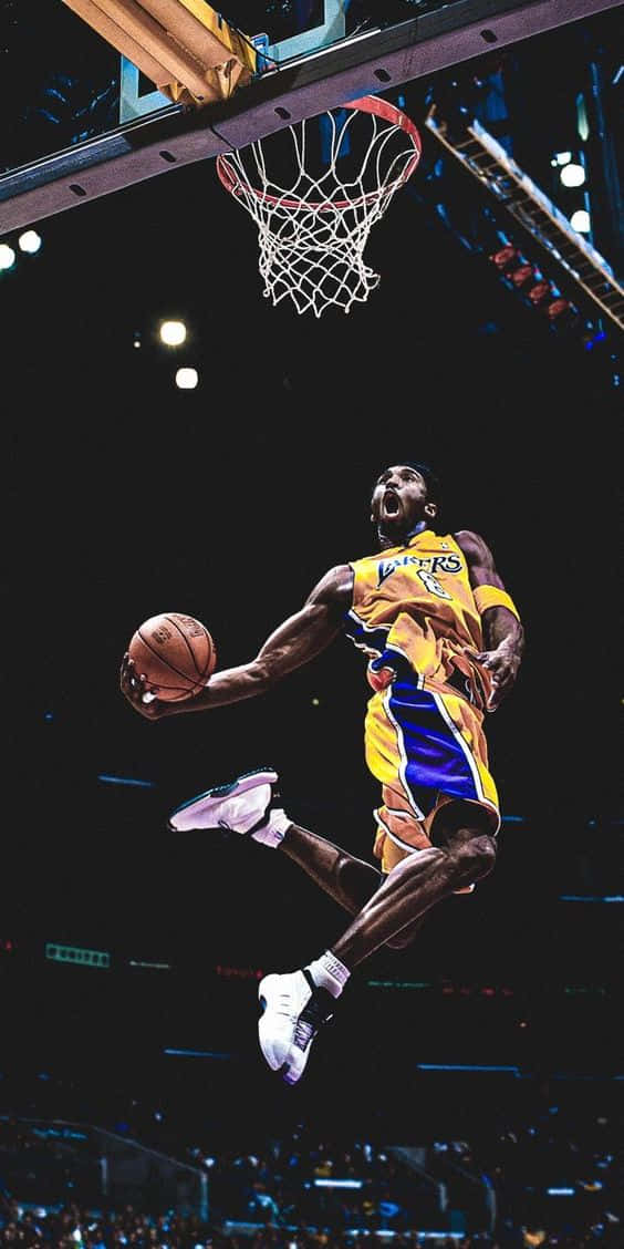 Kobe Bryant flyver gennem luften med voldsom beslutsomhed. Wallpaper