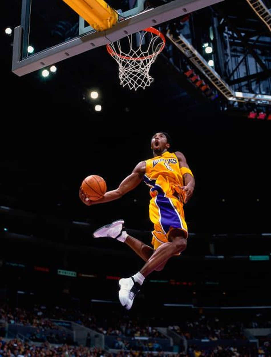 Kobe Bryant der letter i luften på hardwood. Wallpaper