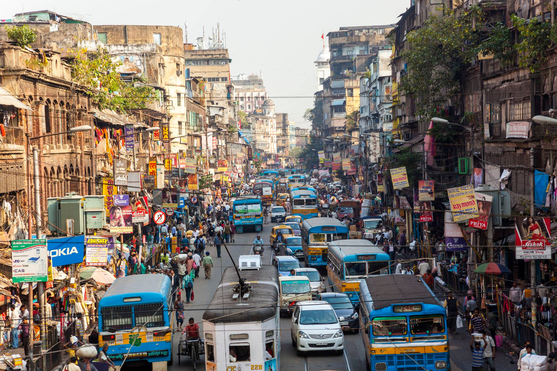 Kolkata Busy Streets skaber et farverigt puslespil Wallpaper