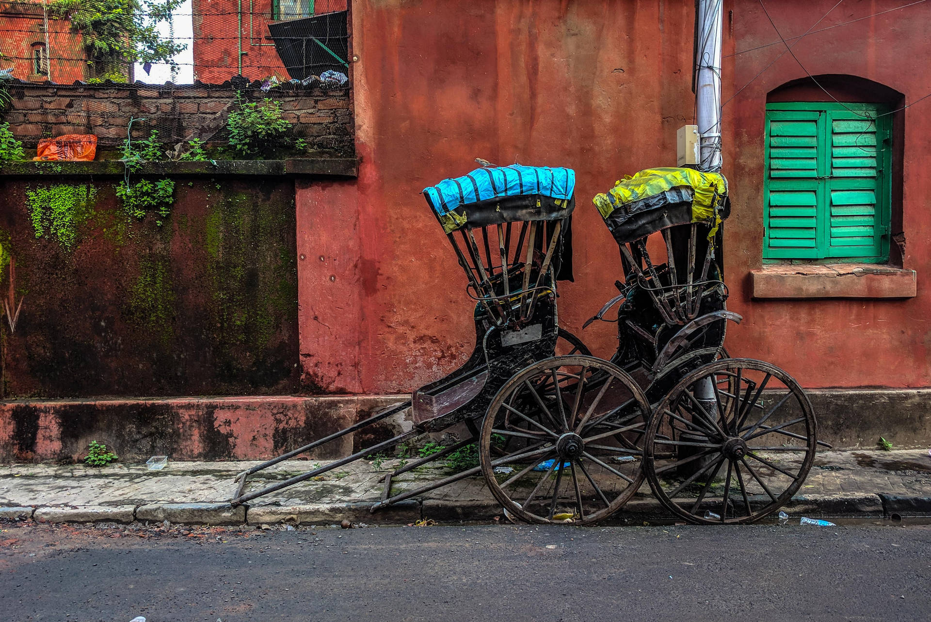 Kolkata street scene with traditional rickshaw Wallpaper