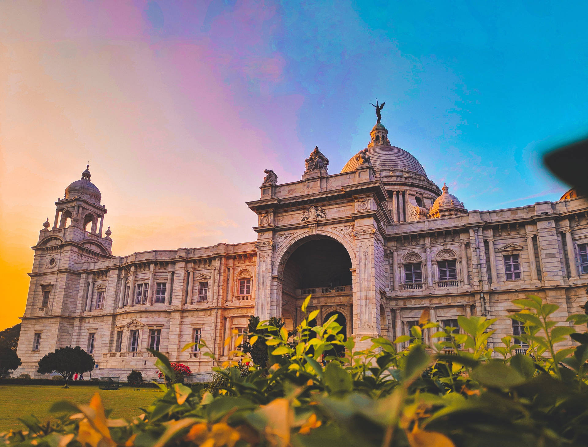Majestic View of Victoria Memorial under Clear Skies in Kolkata Wallpaper
