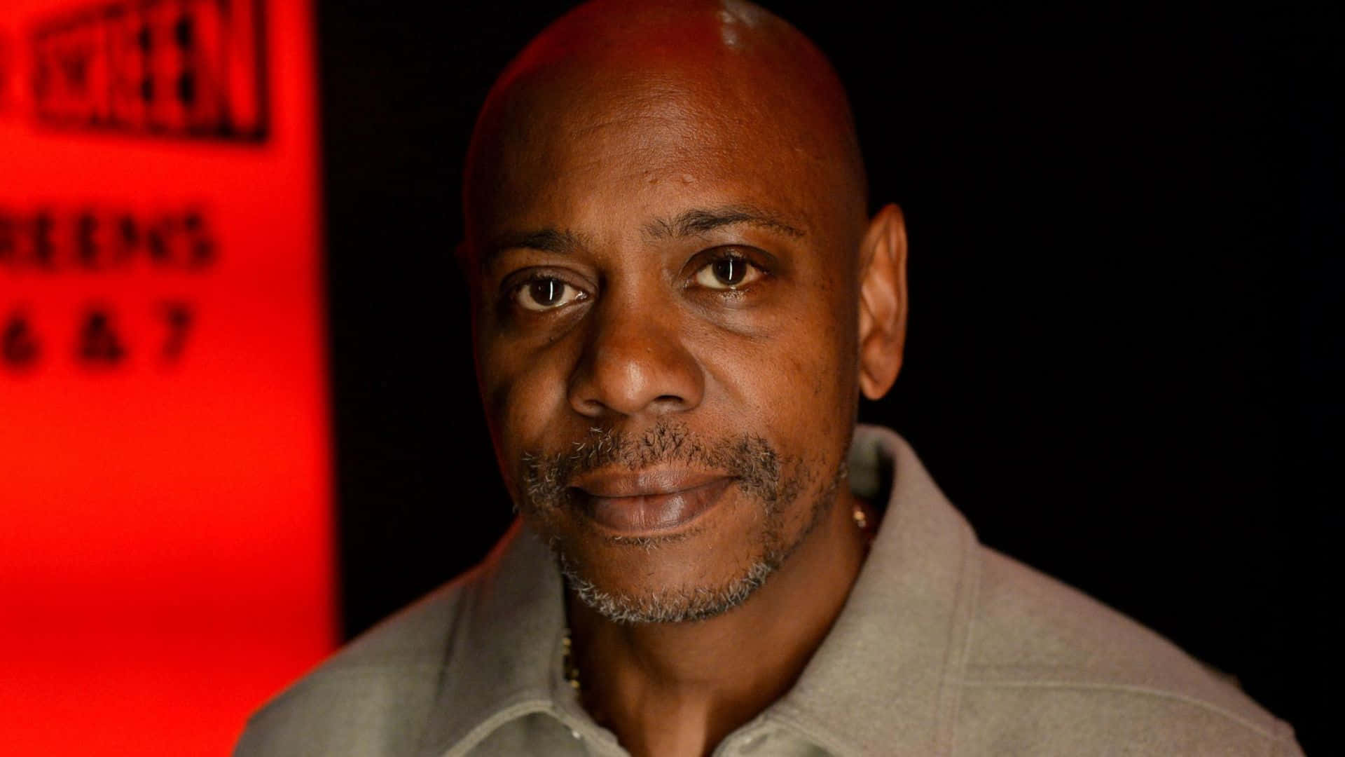 Komediens Legende Dave Chappelle På Scenen Bakgrunnsbildet