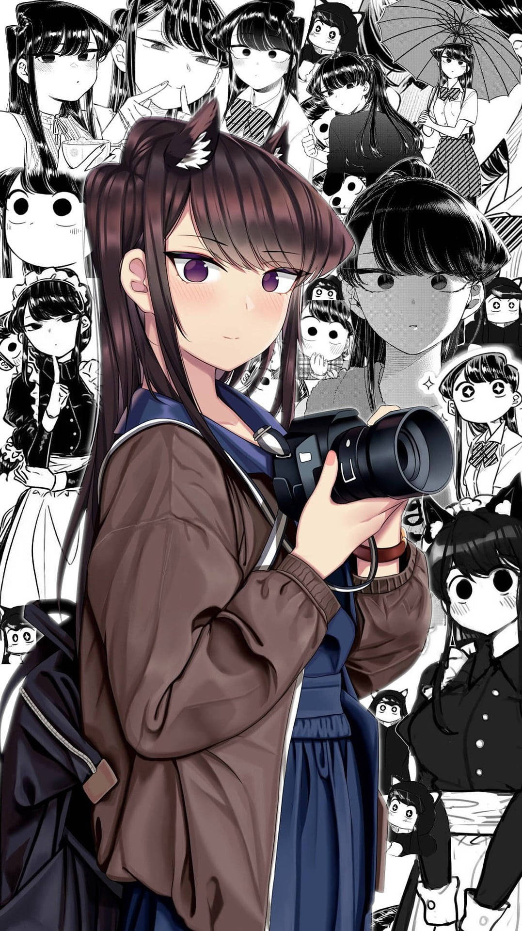 En pige holder et kamera med mange andre mennesker omkring hende Wallpaper