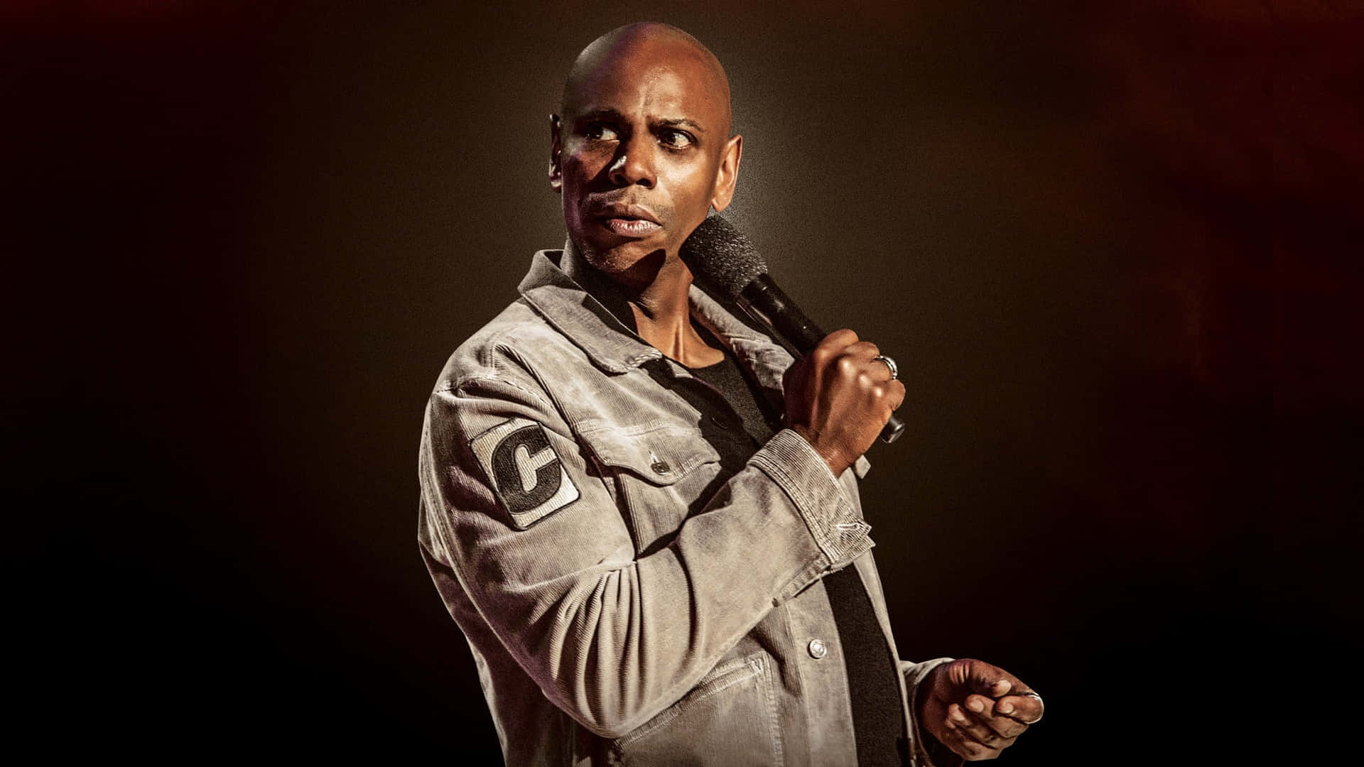 Komiker Dave Chappelle Opptrer På Scene Bakgrunnsbildet