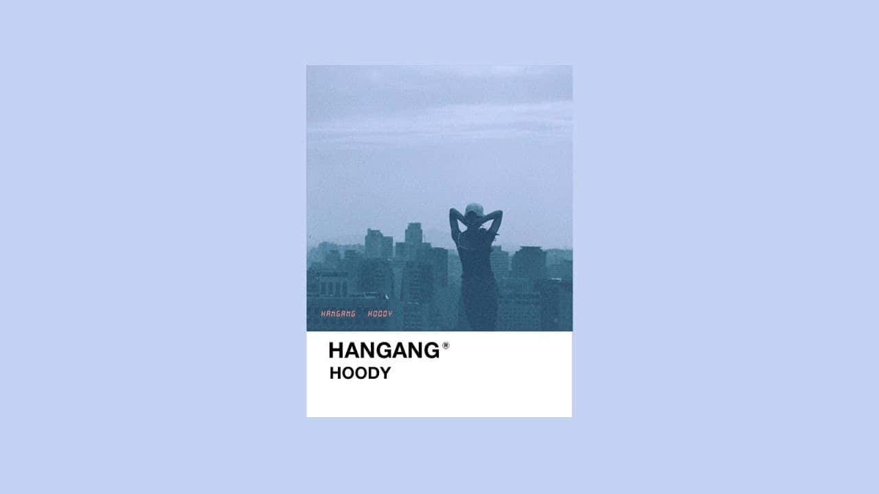Hangingmoomood - Ett Blått Överdrag Med En Blå Himmel Wallpaper