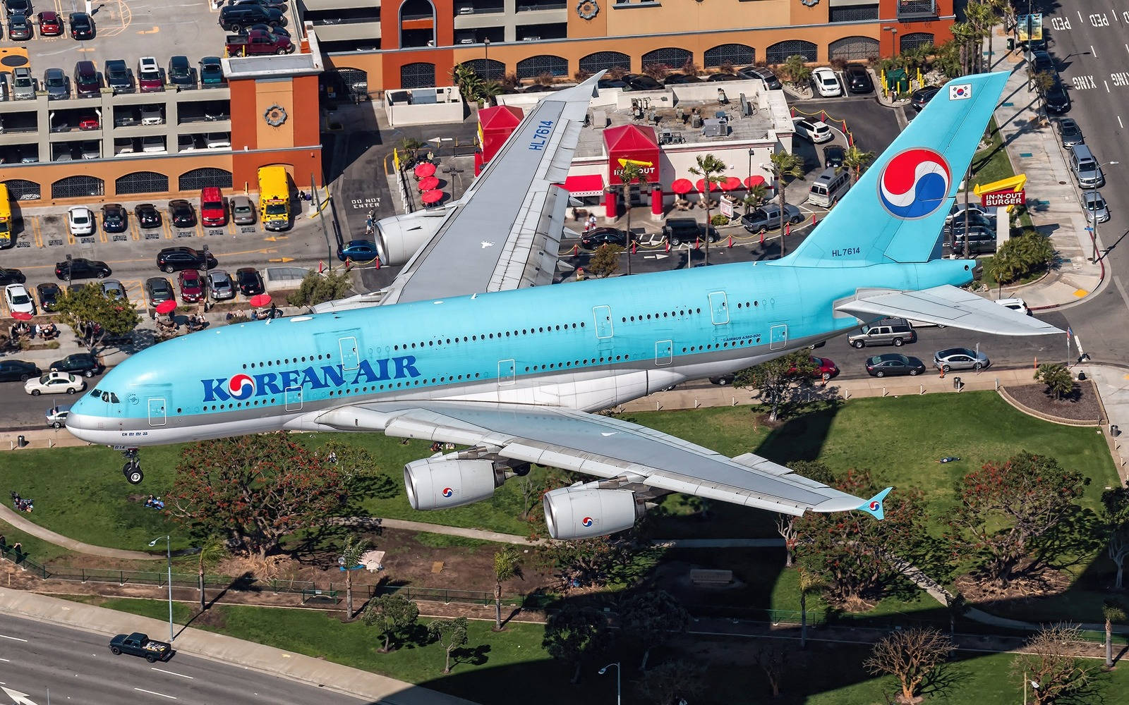 Koreanair A380 Volando Sobre California. Fondo de pantalla