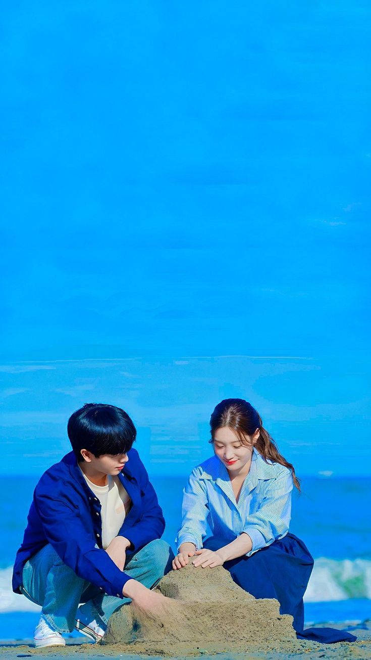 Koreansktpar Leker I Sanden - Koreanskt Par Spelar I Sanden (alternatively, Koreanskt Par På Stranden - Koreans Couple At The Beach) Wallpaper