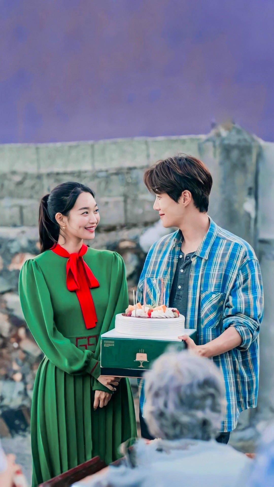 Parejade Drama Coreano Sosteniendo Un Pastel. Fondo de pantalla