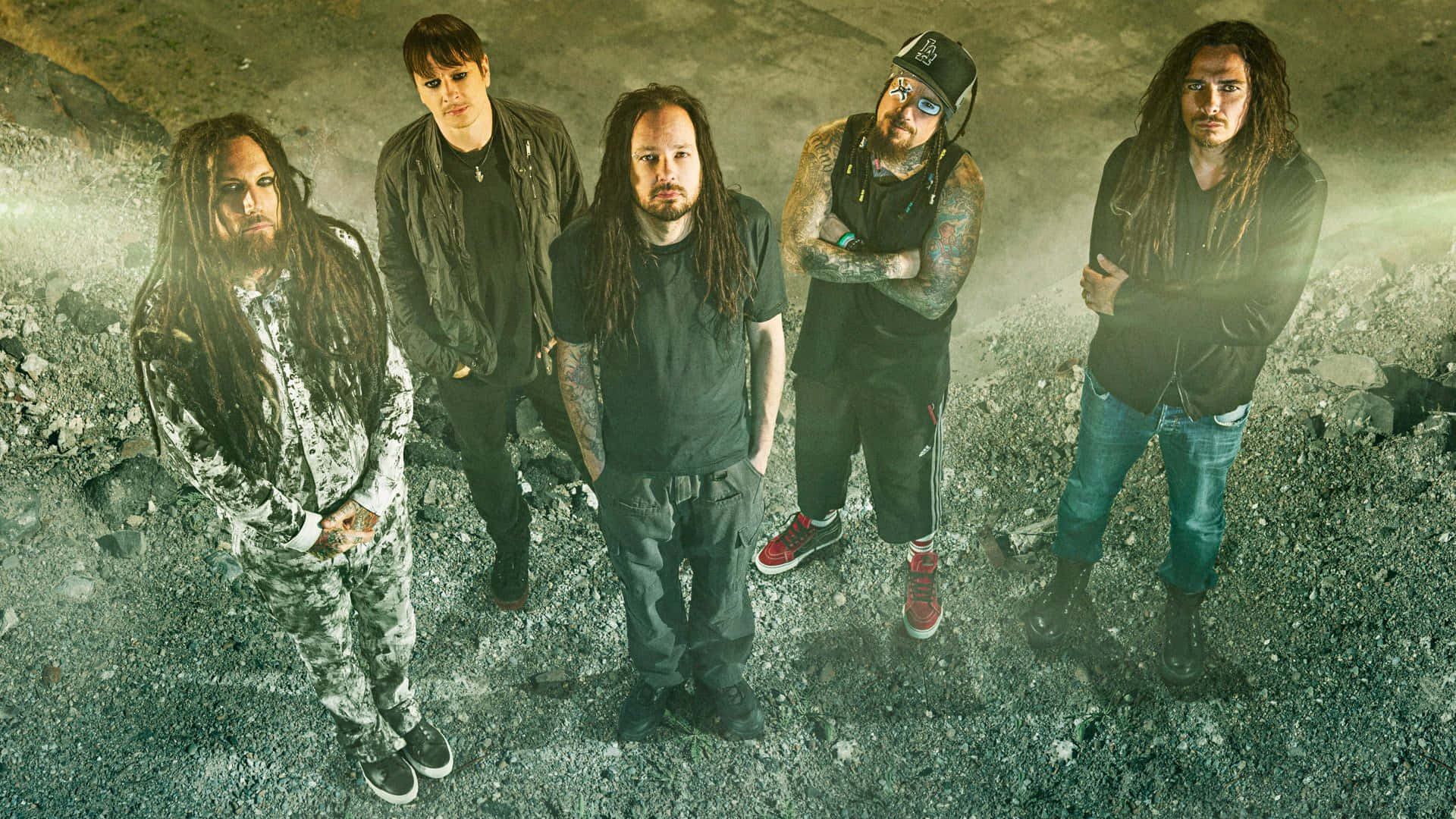 Amerikanskanu-metal Bandet Korn Poserar I Hetluften. Wallpaper