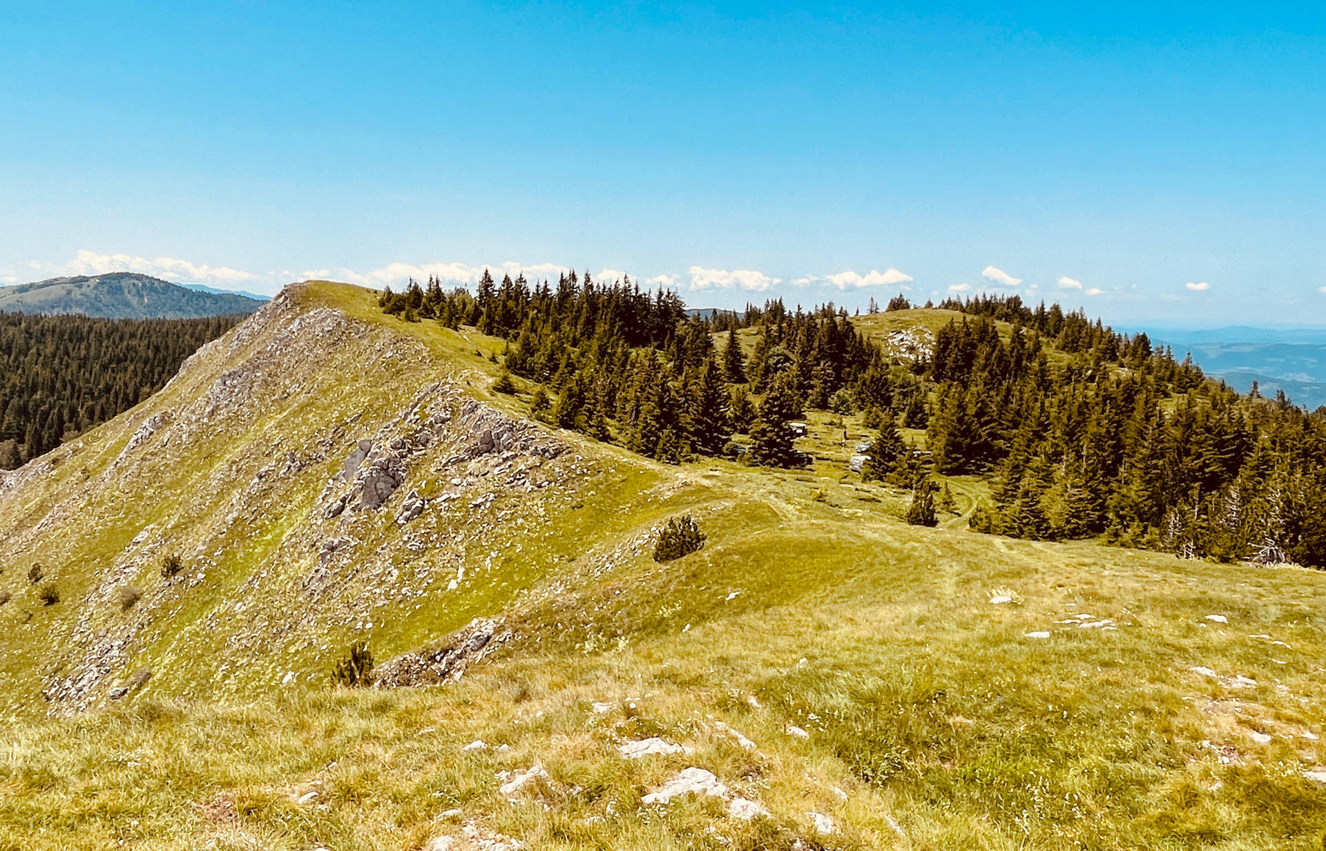 Kosovo Green Mountains And Prairie Background