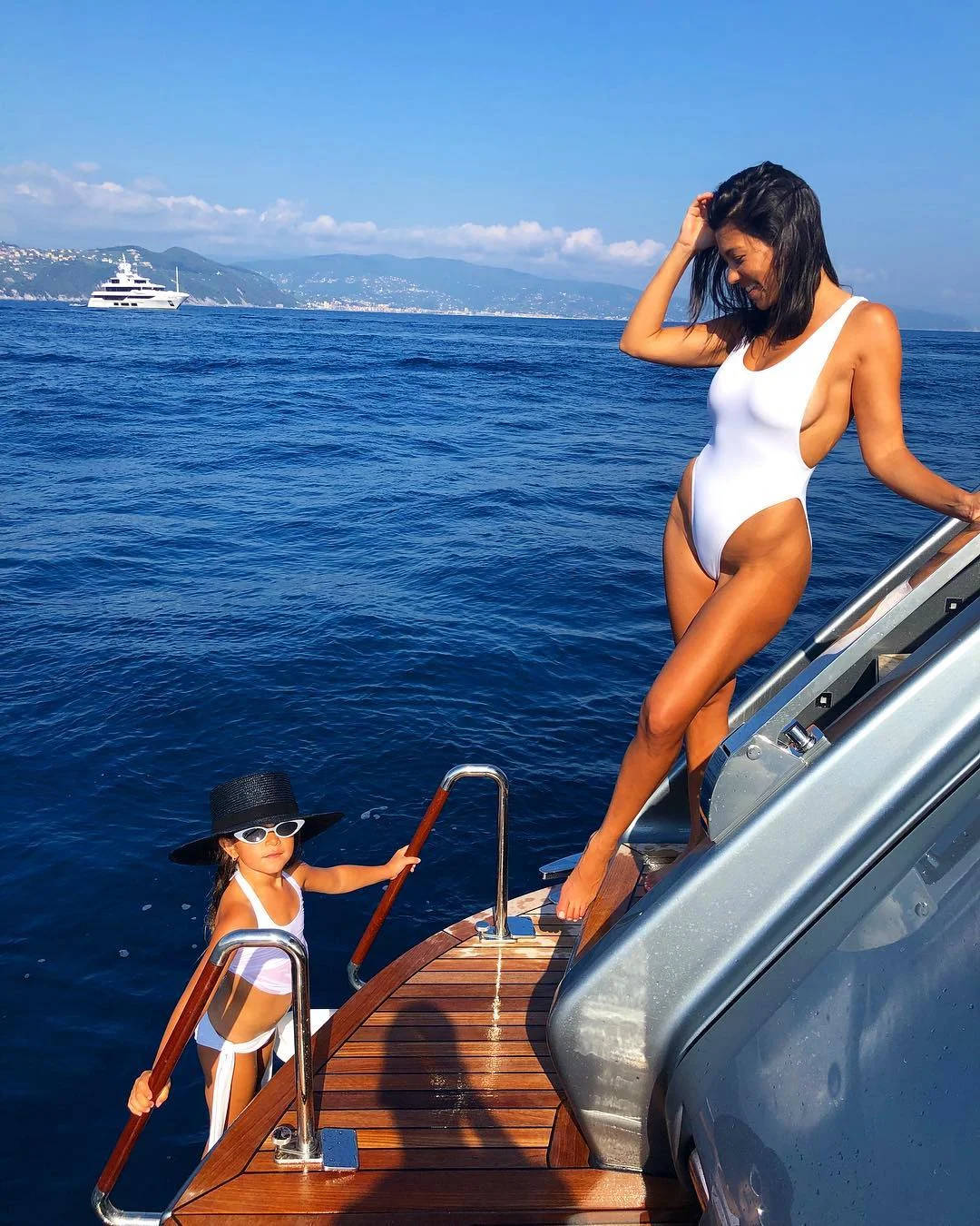 Kourtney Kardashian og datter Penelope har det sjovt på stranden Wallpaper