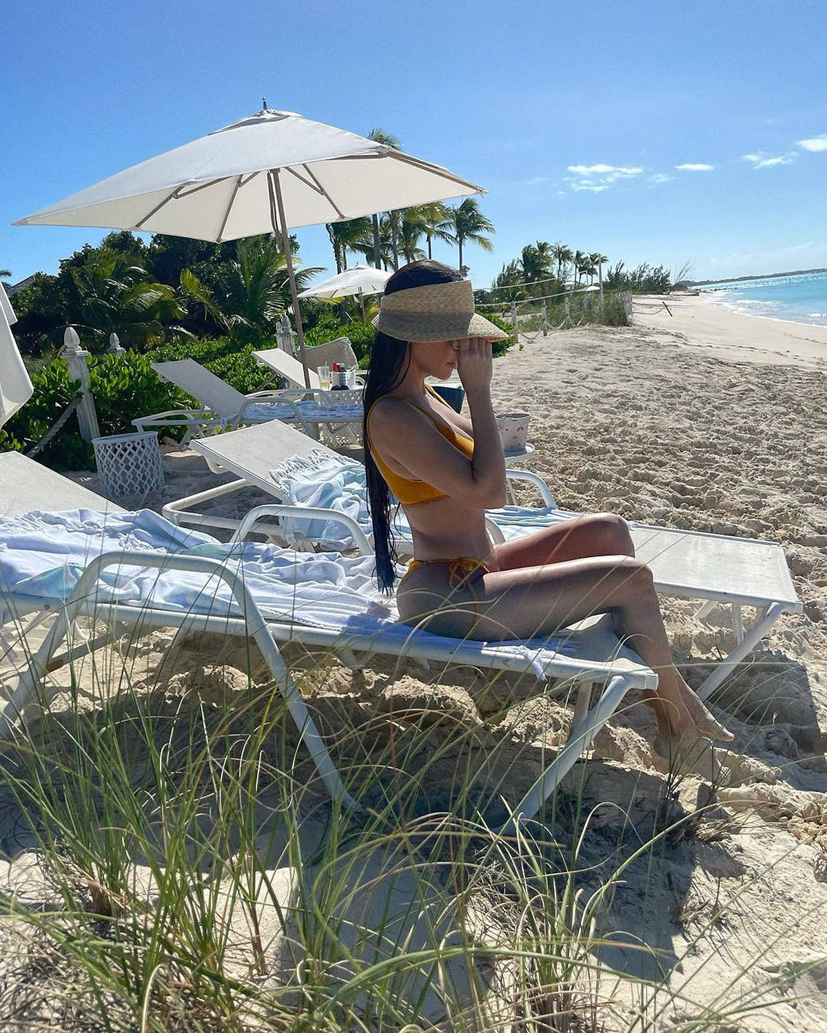 Kourtneykardashian En La Playa Fondo de pantalla