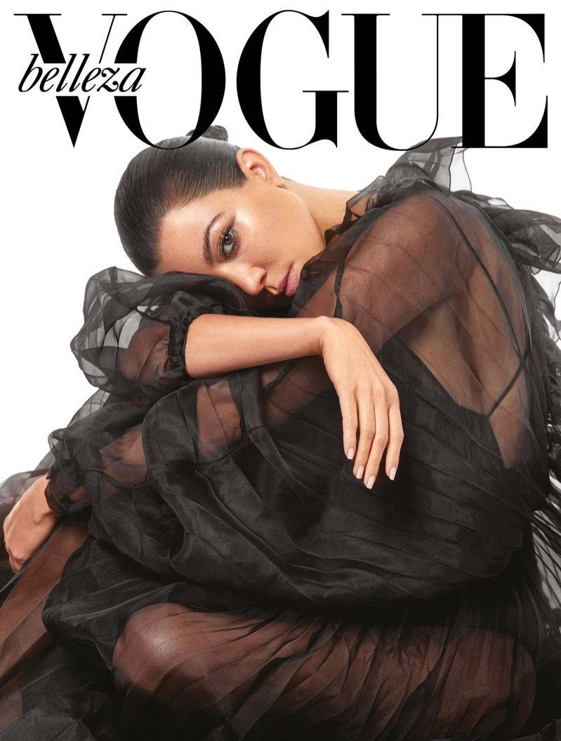 Kourtneykardashian Für Vogue Wallpaper