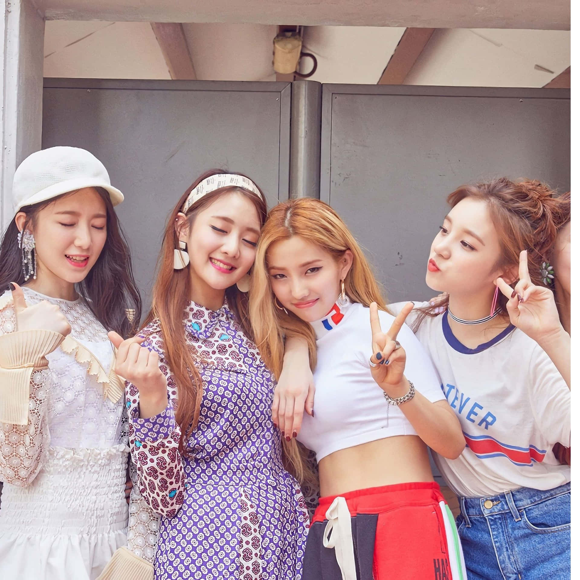 Kpop Girl Group Friends Pose Wallpaper