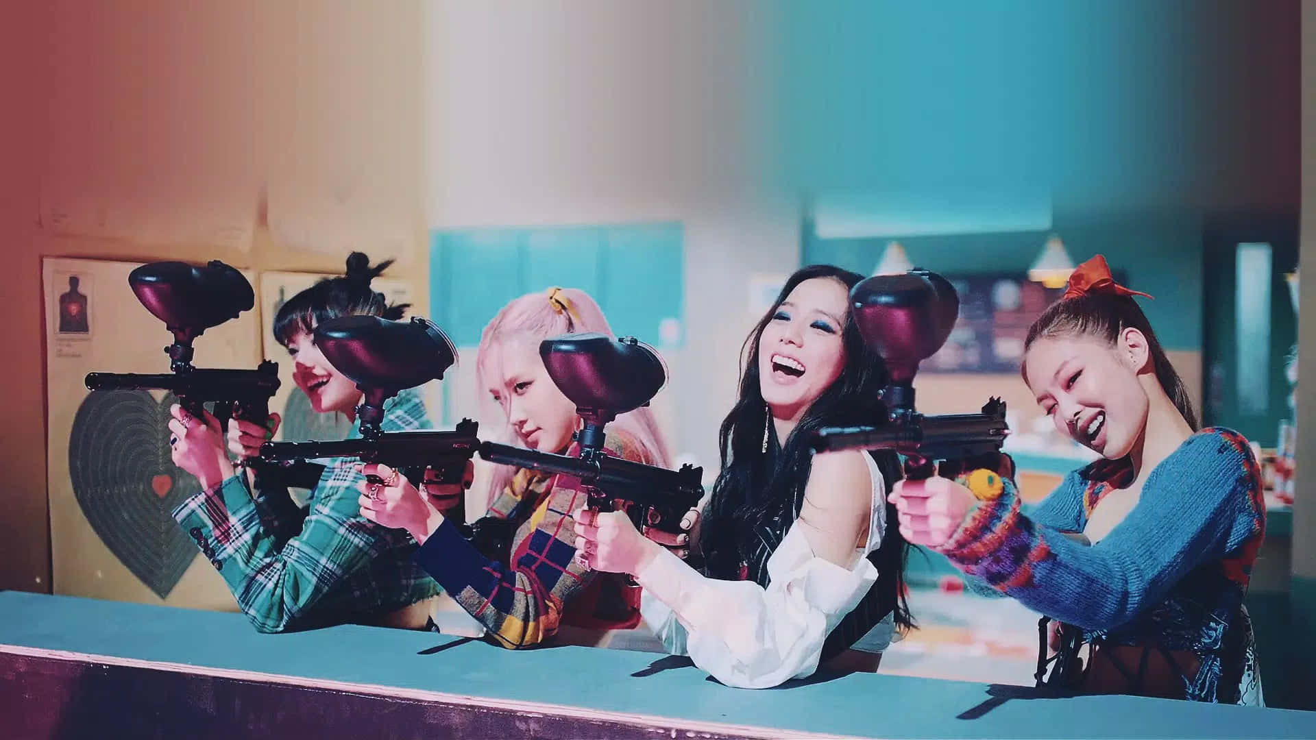 Einegruppe Mädchen Mit Farbpistolen In Einem Raum Wallpaper