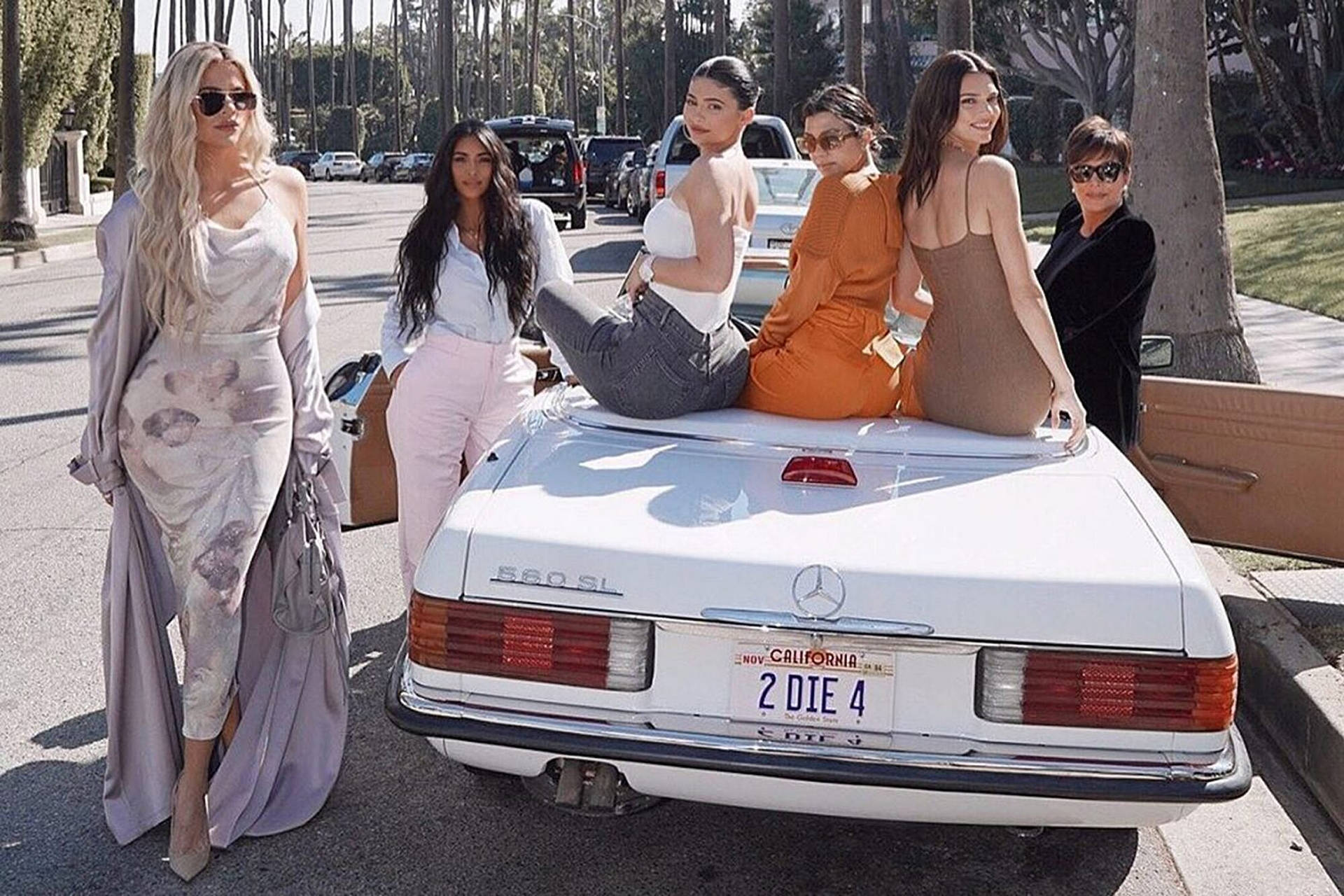 Kris Jenner And Five Daughters Wallpaper