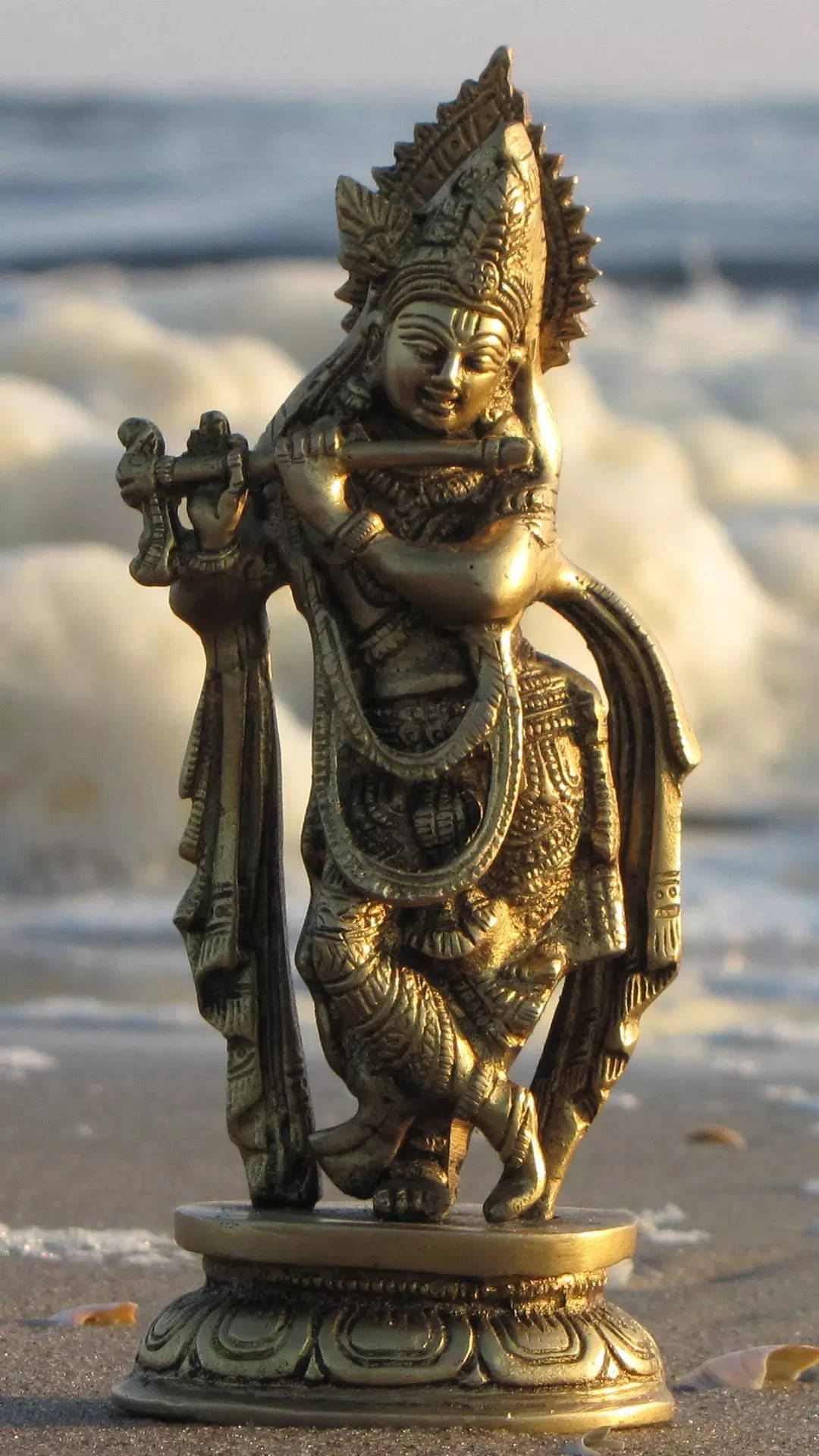 Krishnahd Guldfärgad Staty - This Would Be A Suitable Description For A Computer Or Mobile Wallpaper Featuring An Image Of A Gold Statue Of The Hindu Deity Krishna In High Definition Quality. Wallpaper
