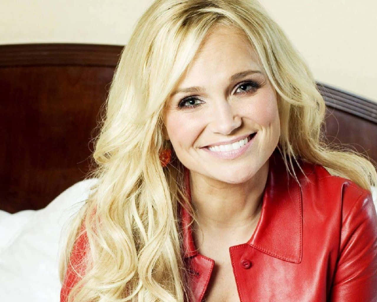 Kristin Chenoweth posing elegantly in a stunning outfit Wallpaper