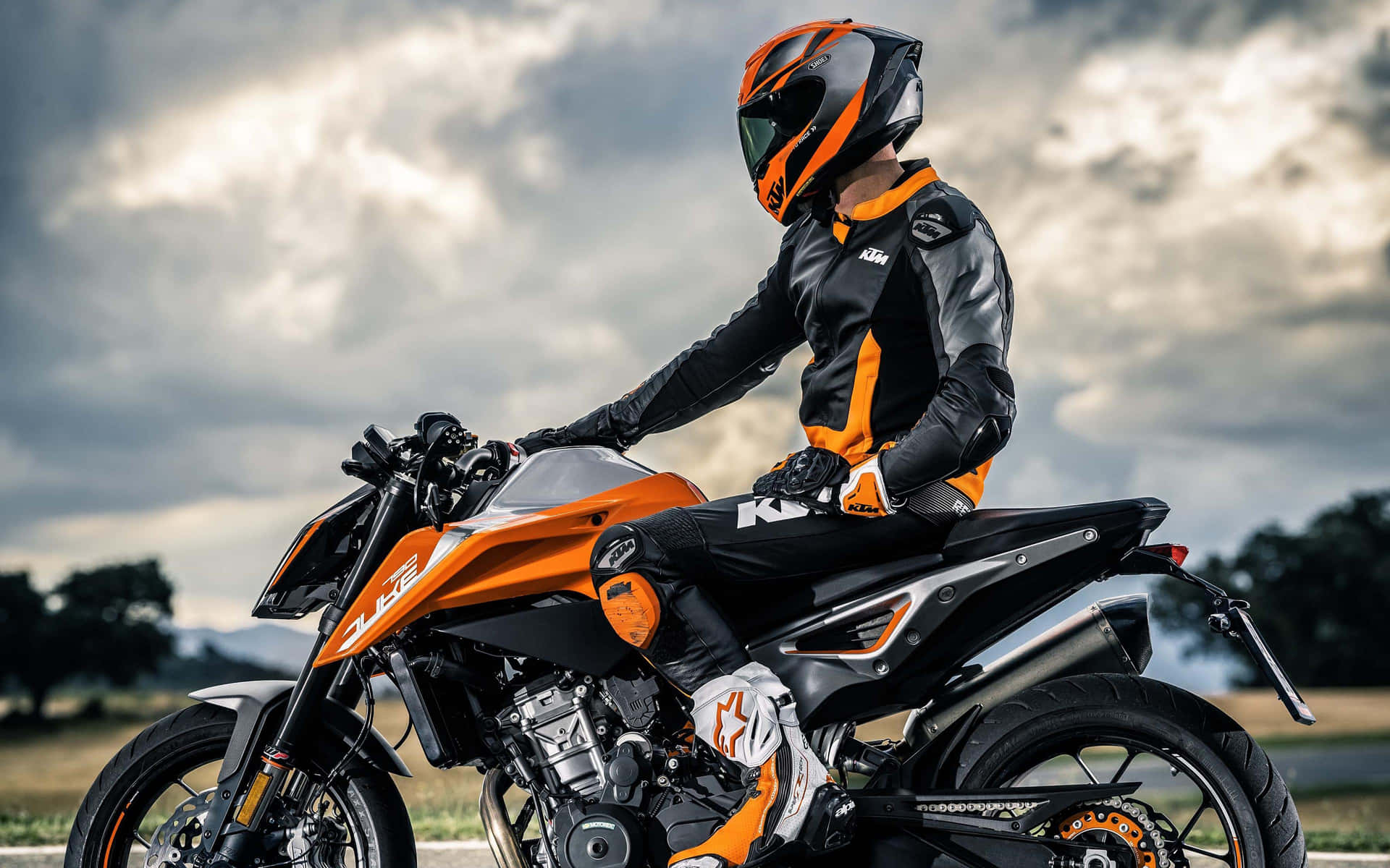 Adrenalinkickenfrån Att Köra En Ktm-motorcykel På Den Öppna Vägen