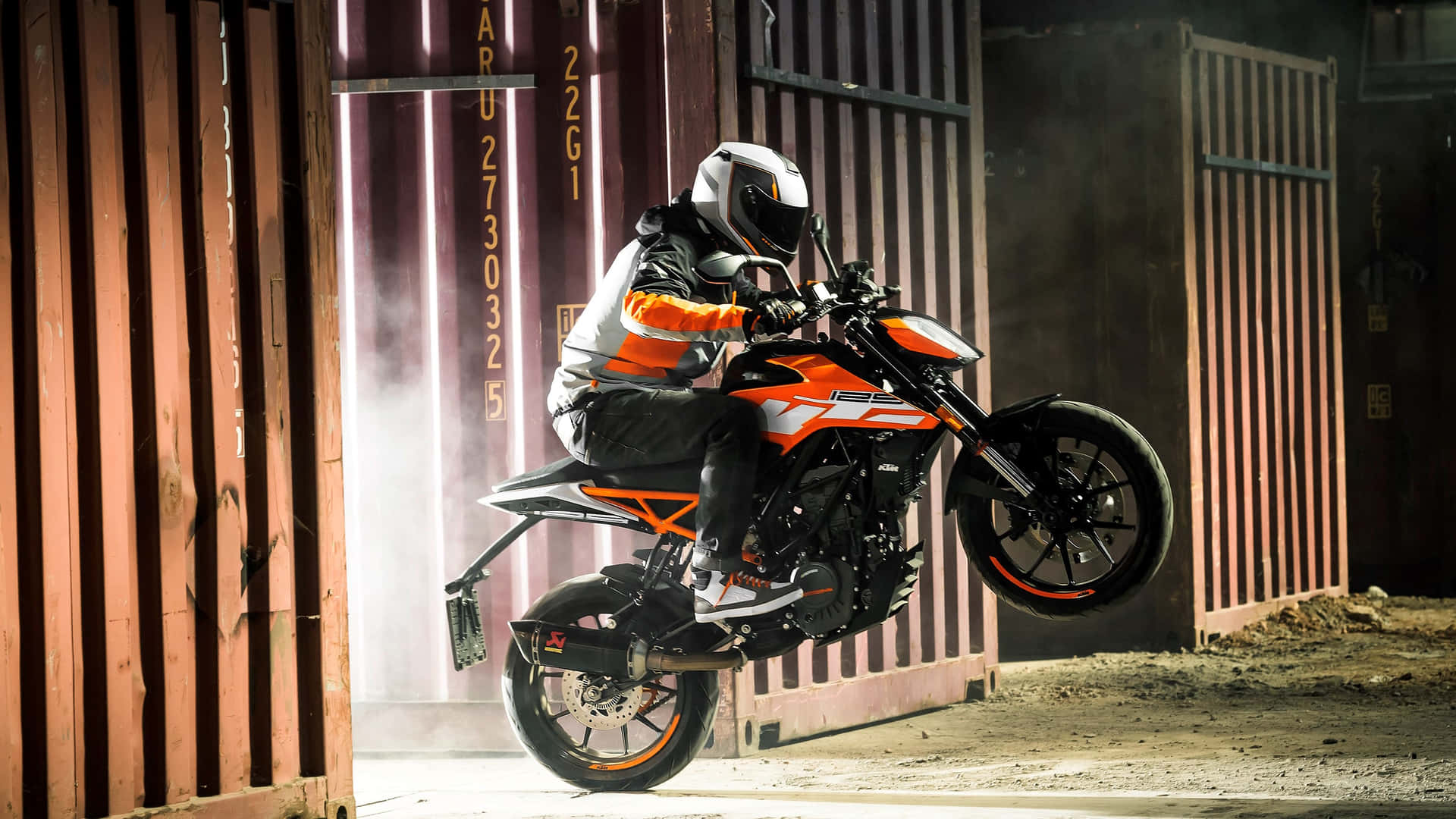 Unapersona Está Montando Una Motocicleta En Una Habitación Oscura