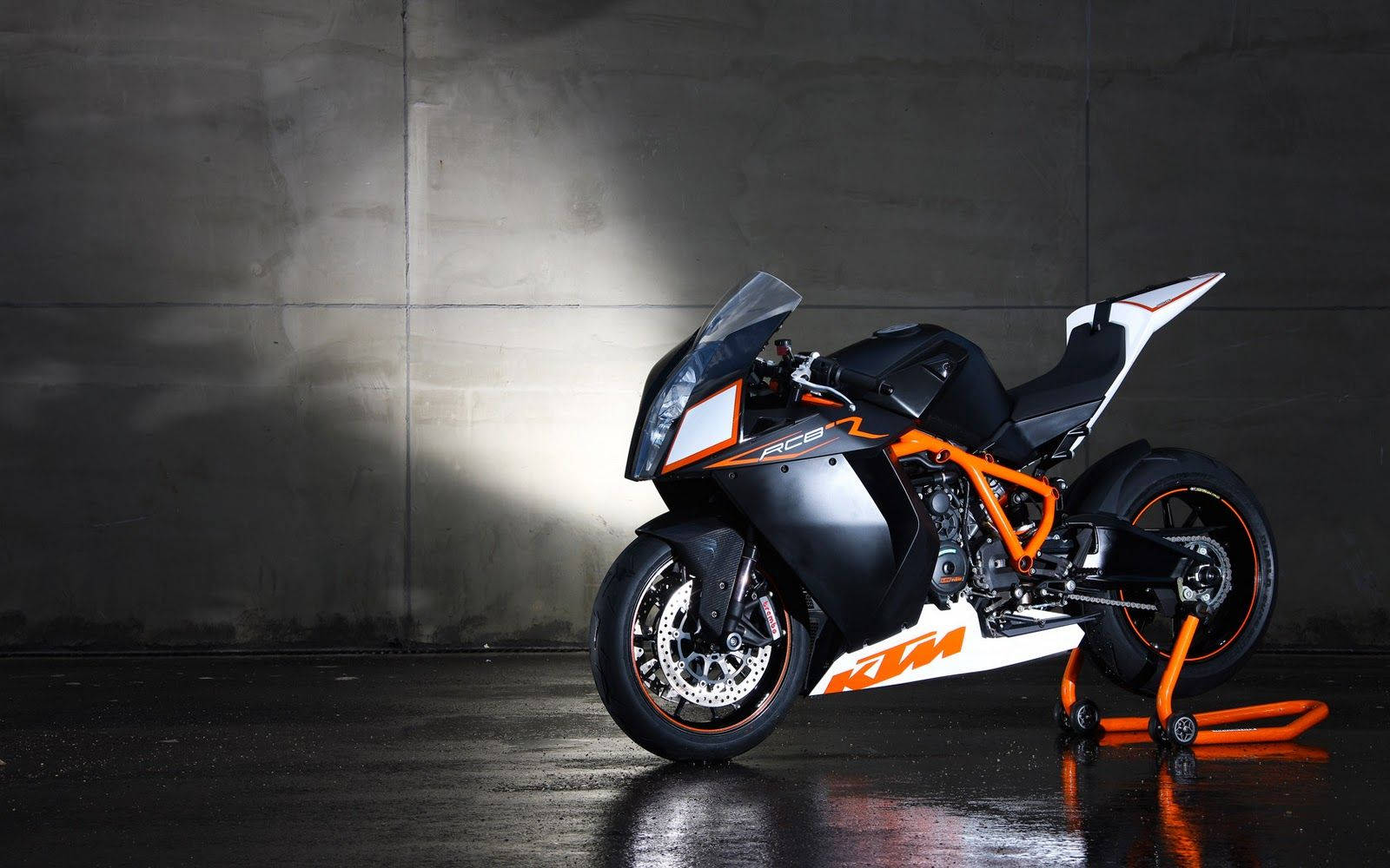 Drive your KTM RC8 in High Style Wallpaper
