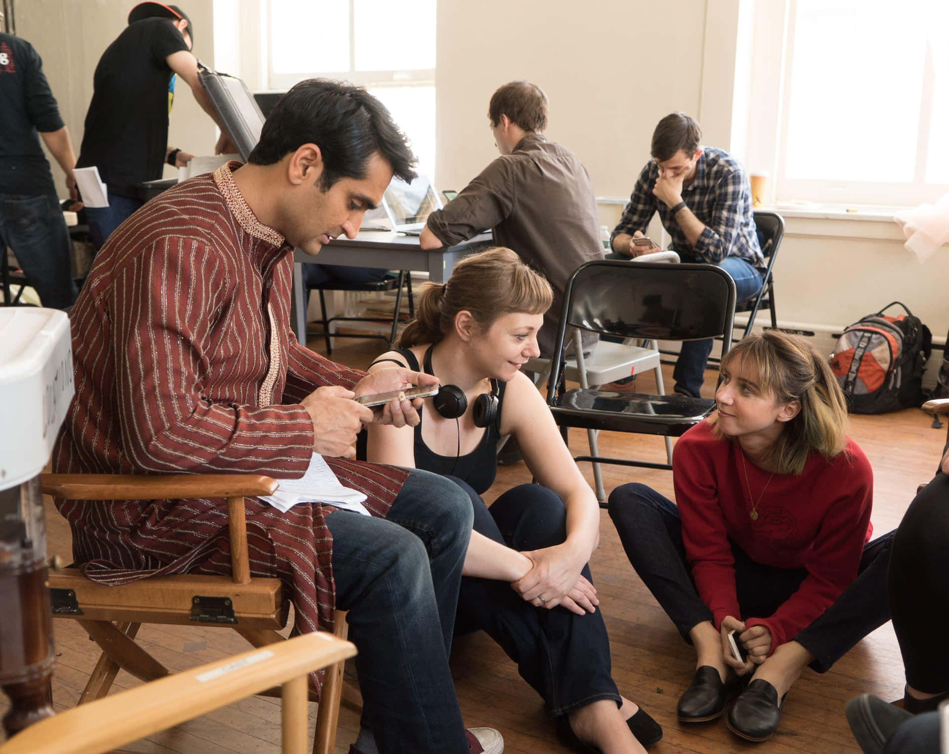 Kumail Nanjiani And Zoe Kazan Sharing An Intimate Moment In The Big Sick Wallpaper