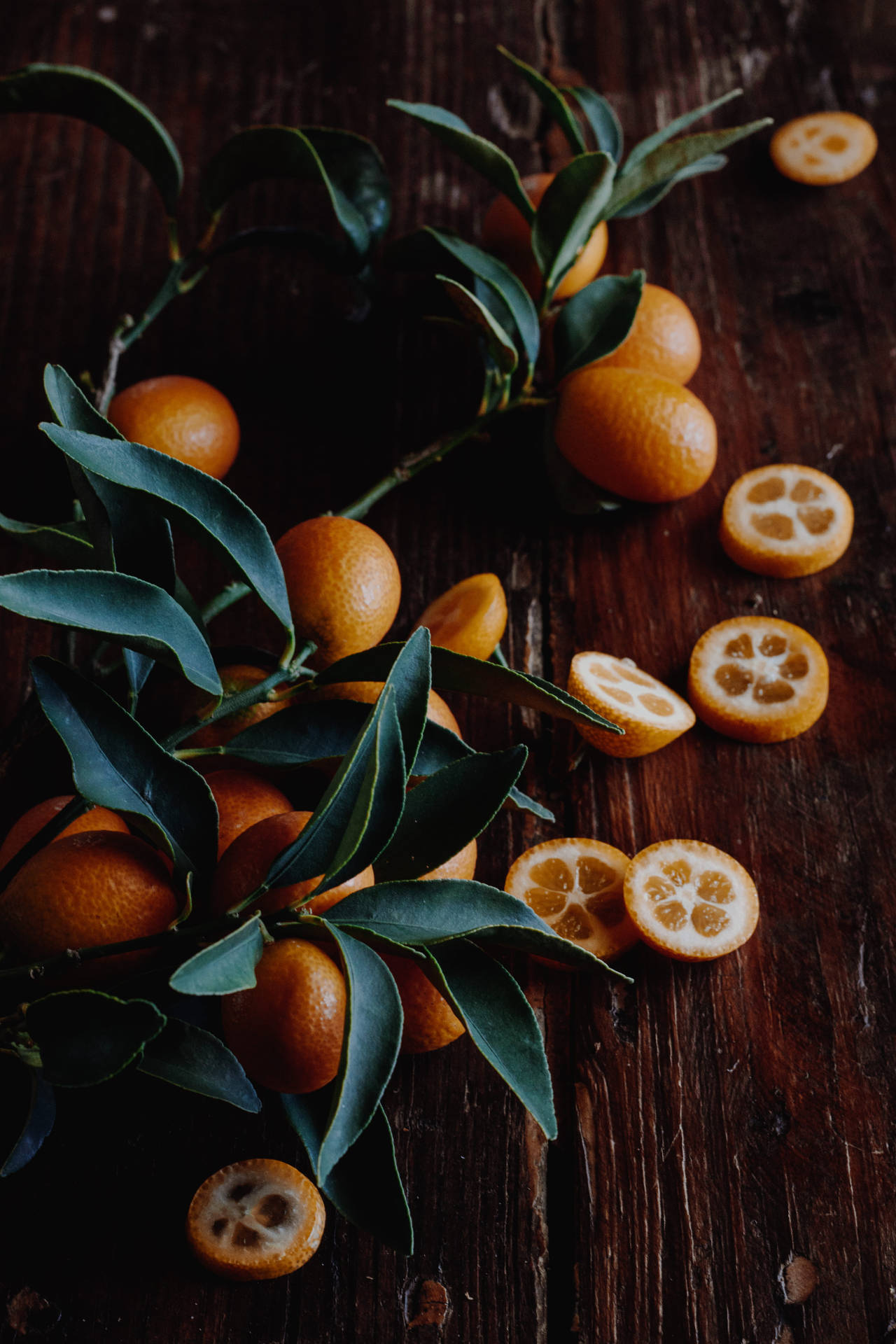 Frutasde Kumquat Con Hojas Sobre Madera Fondo de pantalla