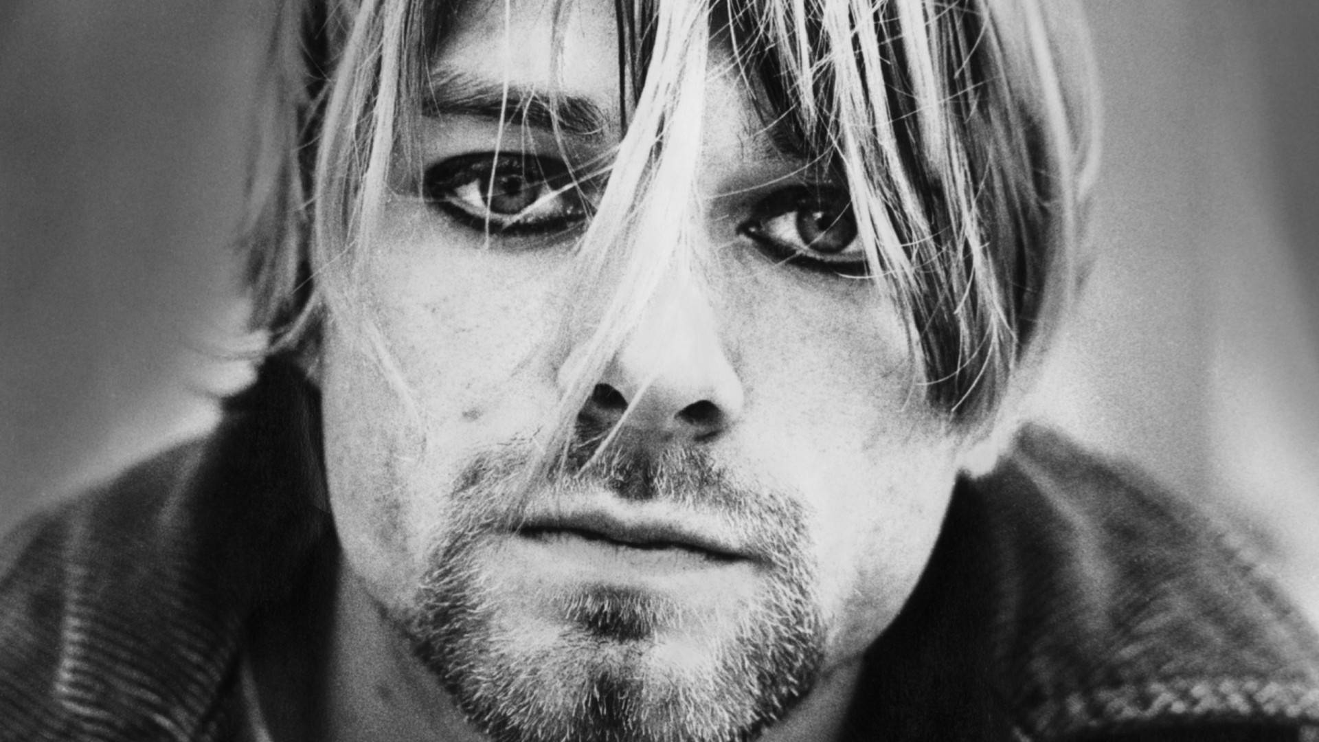 Kurt Cobain Stirrer På Kameraet Wallpaper