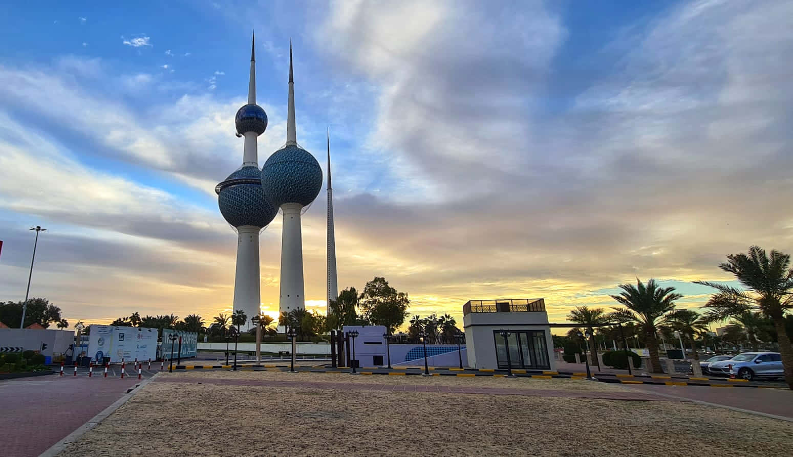Torresde Kuwait Bajo Un Cielo Azul Y Amarillo. Fondo de pantalla