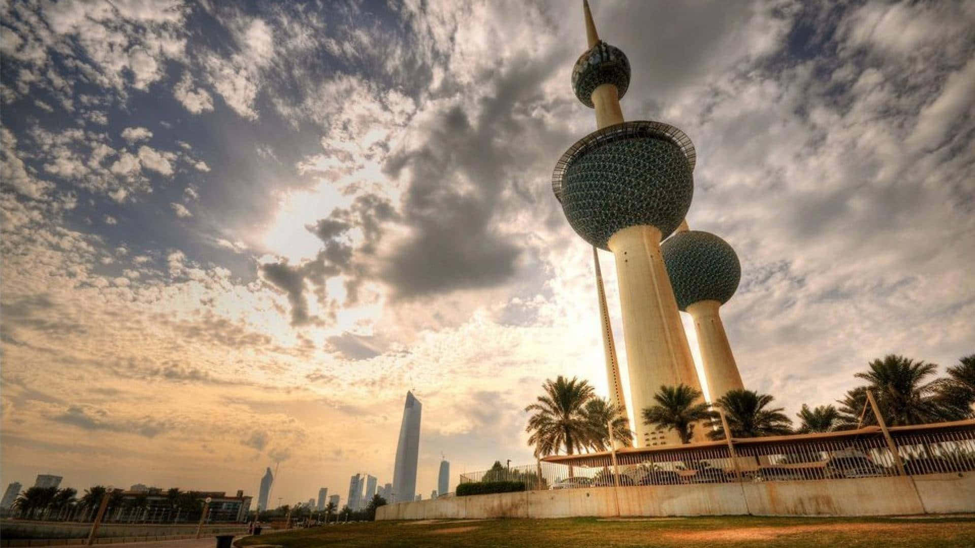 Torresde Kuwait Bajo Un Cielo Nublado De Tarde. Fondo de pantalla