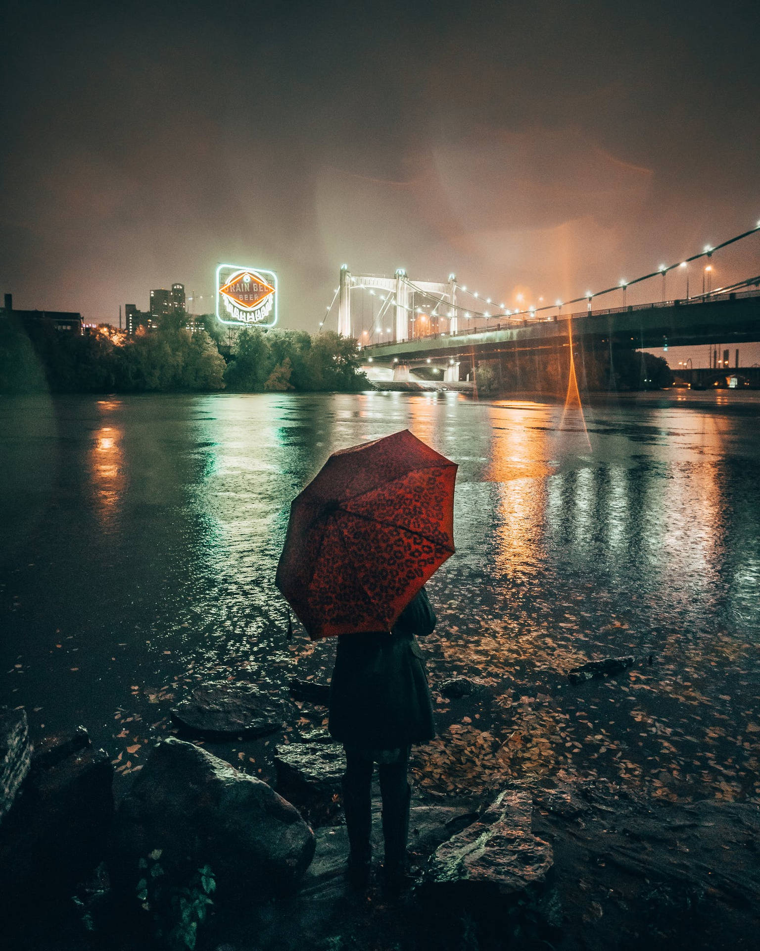 Kvinde Ved Floden Efter Regn Wallpaper