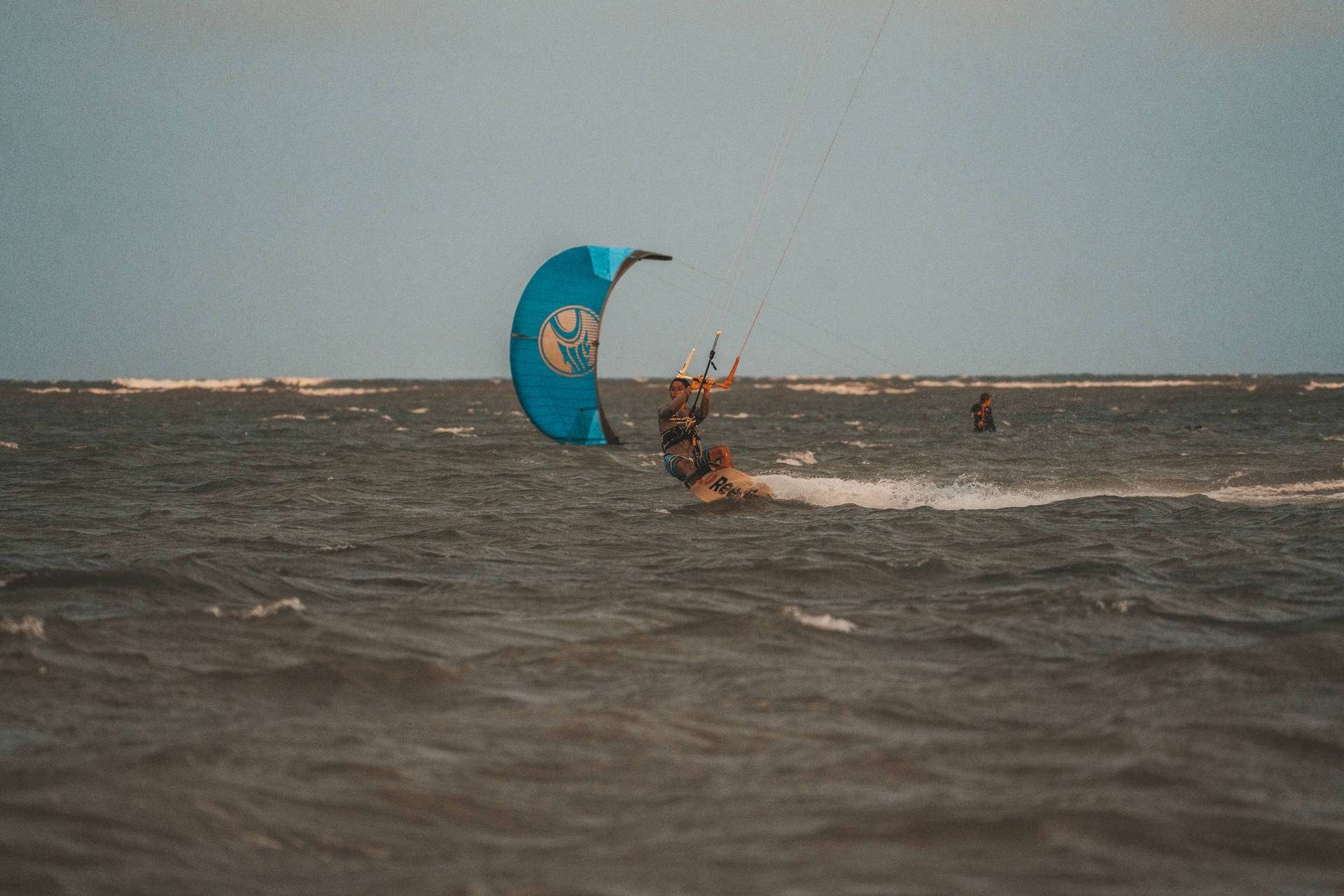 Kvinde Windsurfer I Ocean Wallpaper