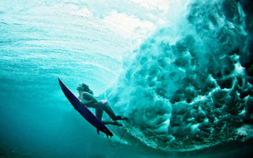 Kvindelig Surfer Køligt Vand Skudt Wallpaper