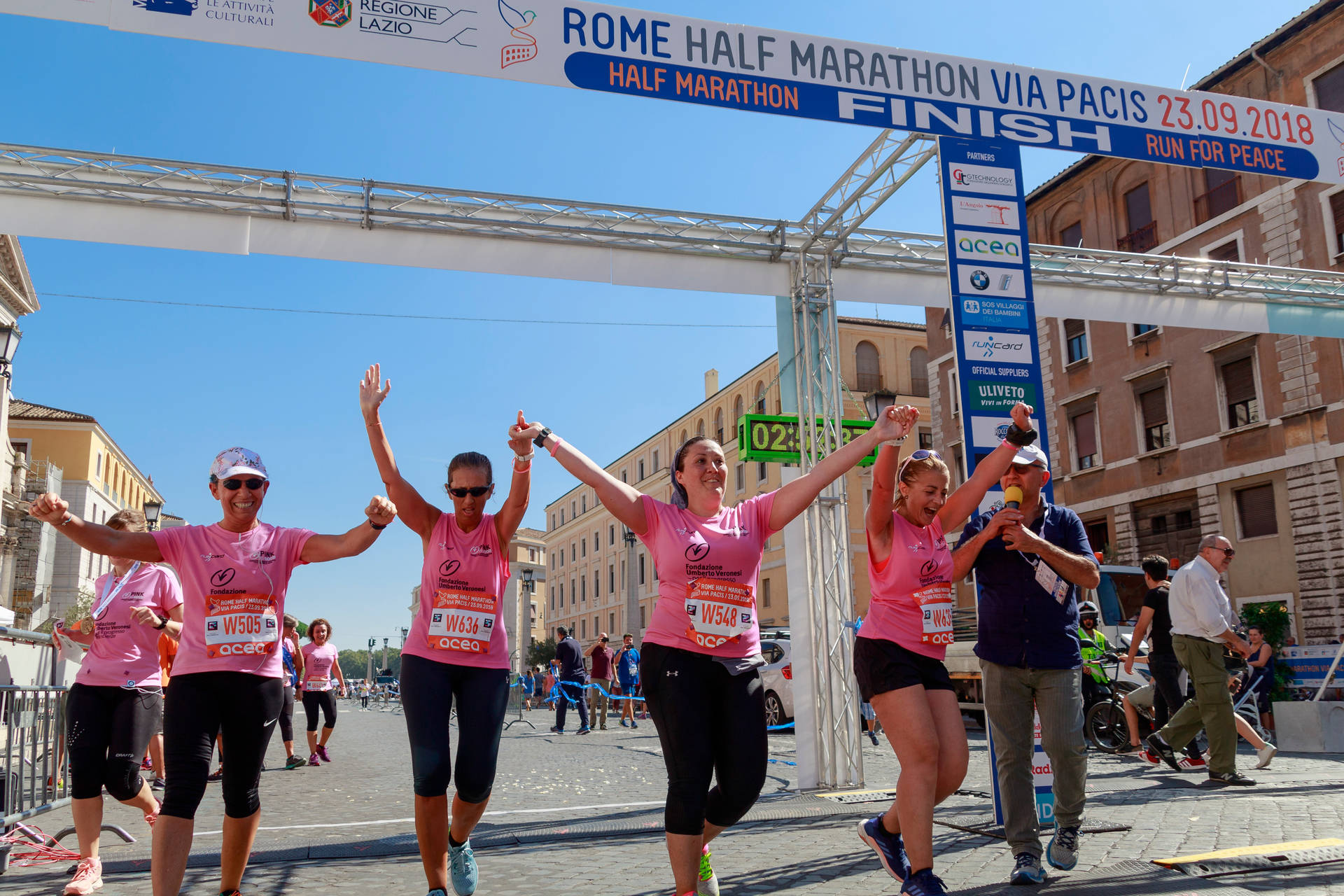 Kvinder I Pink Under Marathon Wallpaper