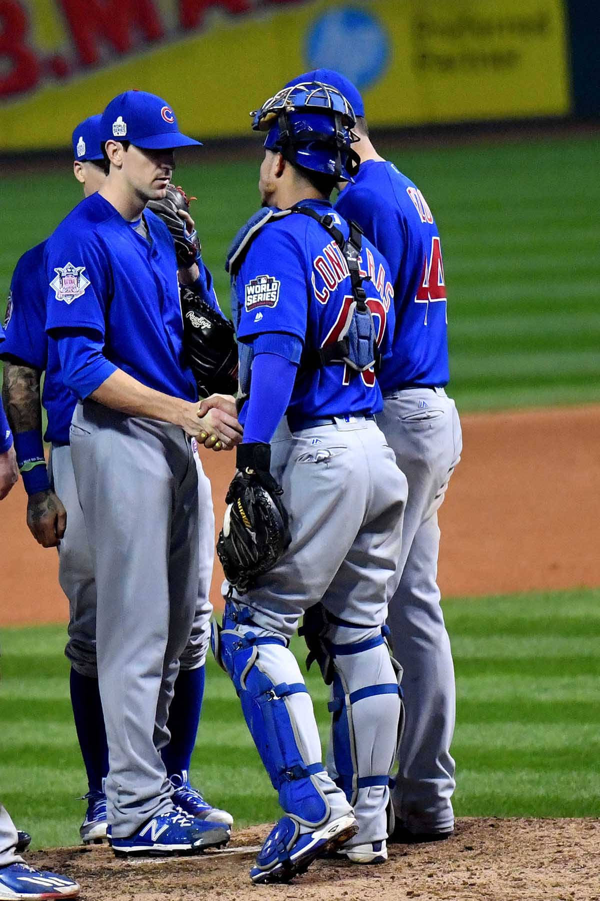 Kylehendricks Con Compañeros De Equipo De Los Chicago Cubs. Fondo de pantalla