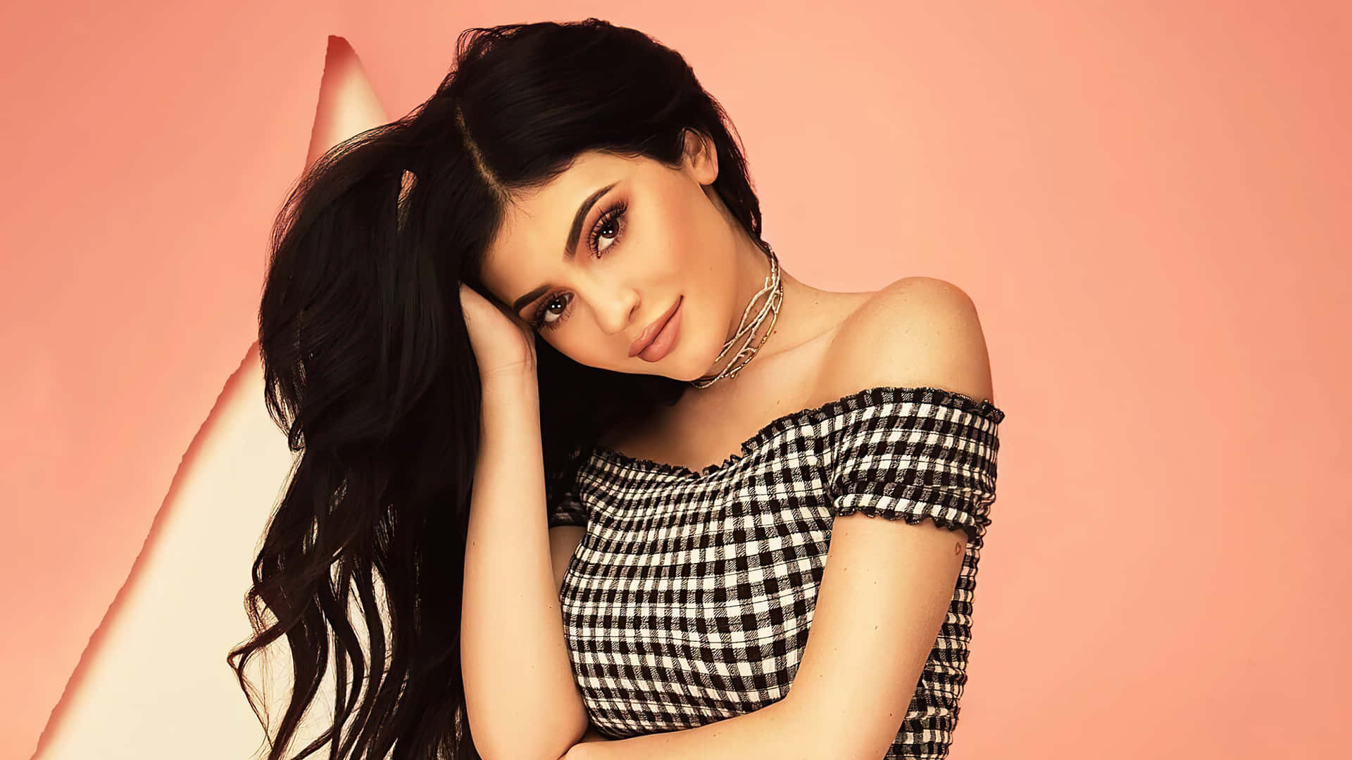 Kyliejenner Zeigt Ihre Modelseite In Diesem 4k-bild Wallpaper