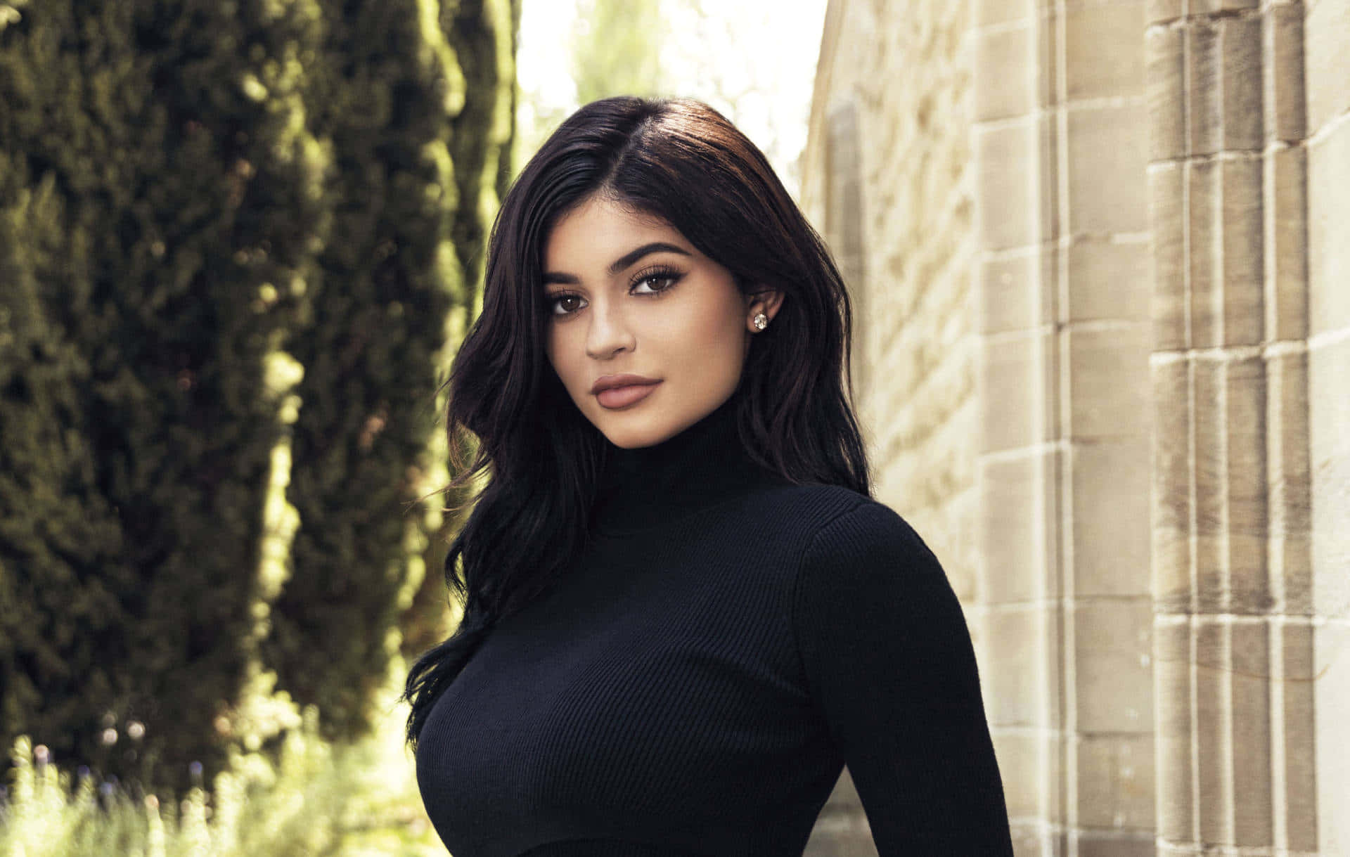 Kylie Jenner Poses in 4k Wallpaper
