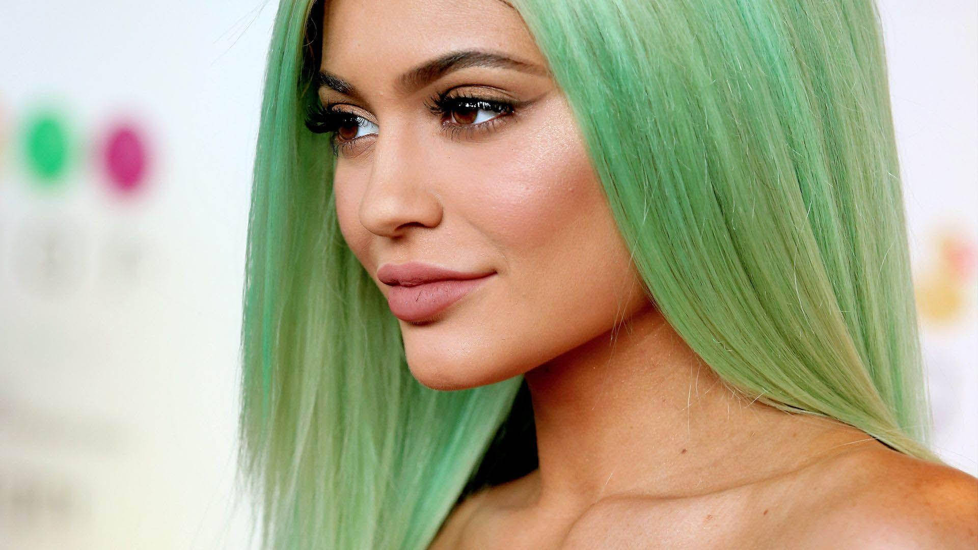 Kylie Jenner Green Hair Side View Wallpaper