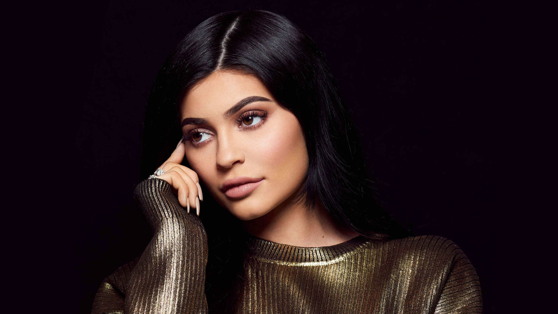 Kylie Jenner In Bronze Long Sleeve Wallpaper