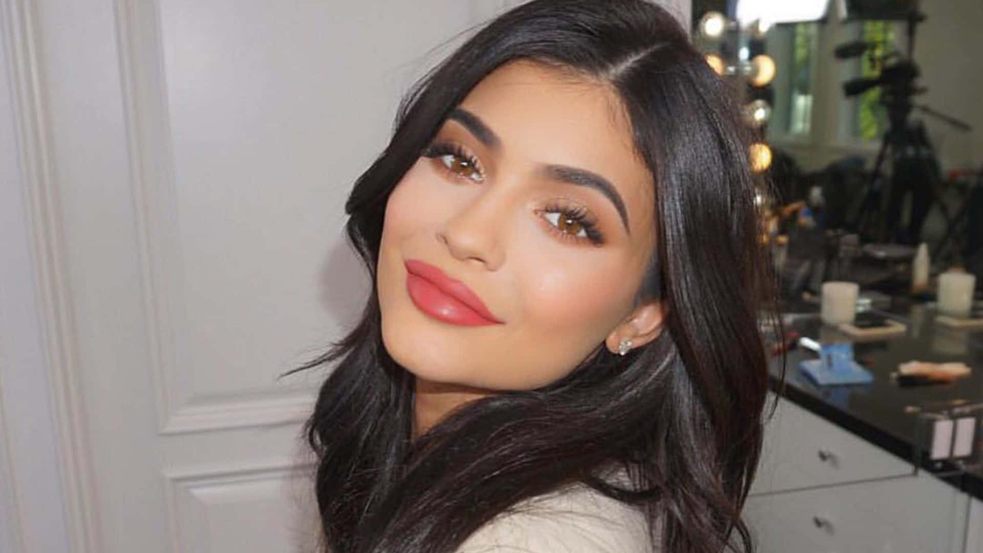 Kyliejenner Stupisce Con Un Sofisticato Outfit Rosso.