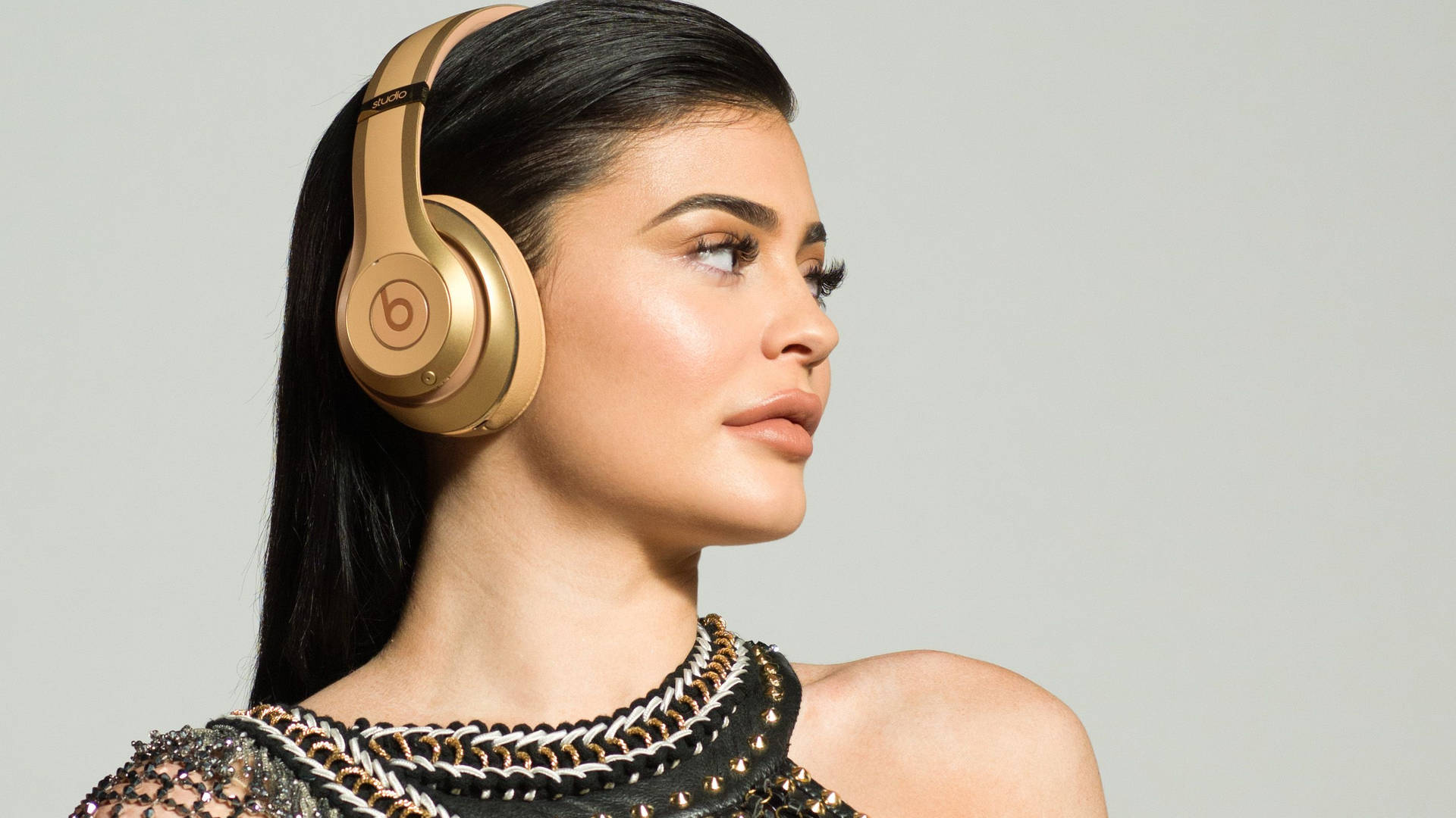Kylie Jenner Wearing Beats Headphones Wallpaper