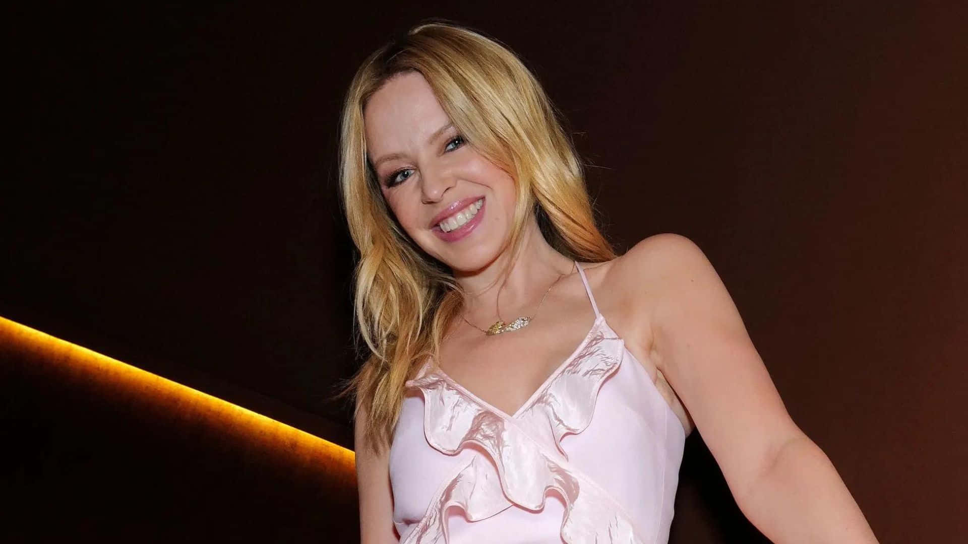 Kylie Minogue Smilingin Pink Top Wallpaper
