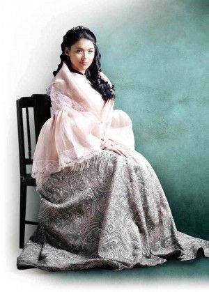 Kylie Padilla dons traditional Maria Clara dress Wallpaper