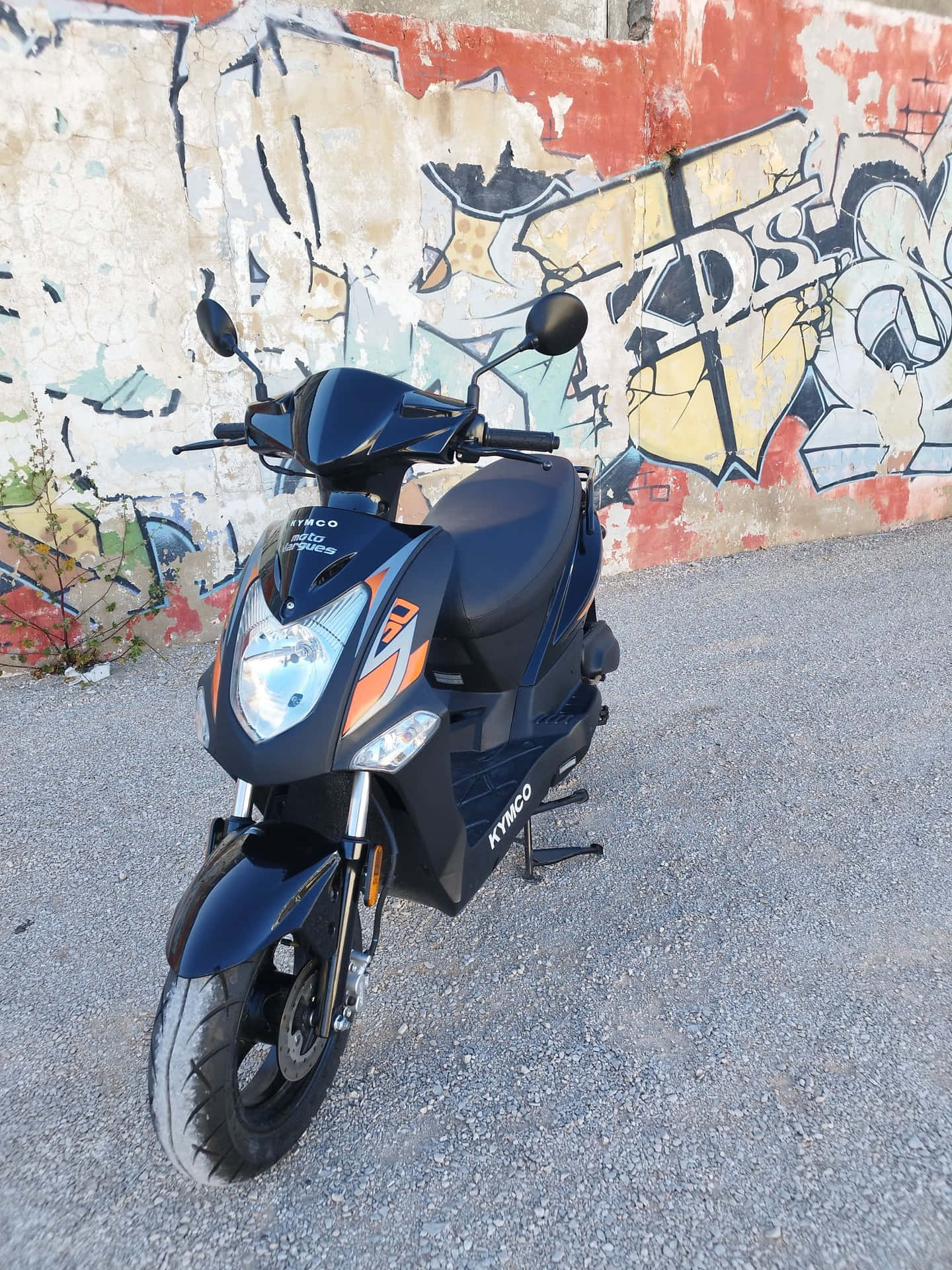 Scooter Kymco Devant Un Mur De Graffiti Fond d'écran